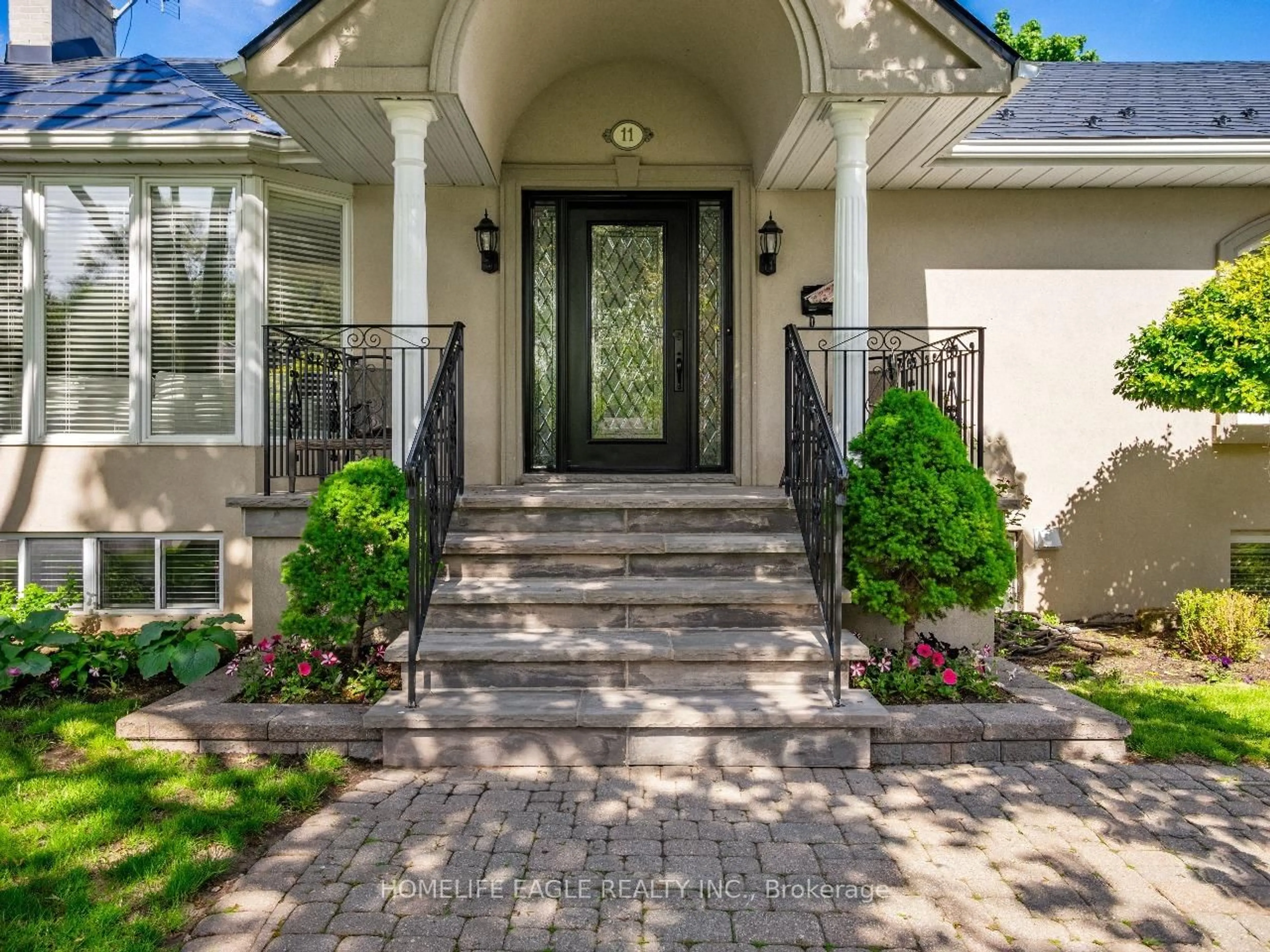 Indoor entryway for 11 Knollside Dr, Richmond Hill Ontario L4C 4W7