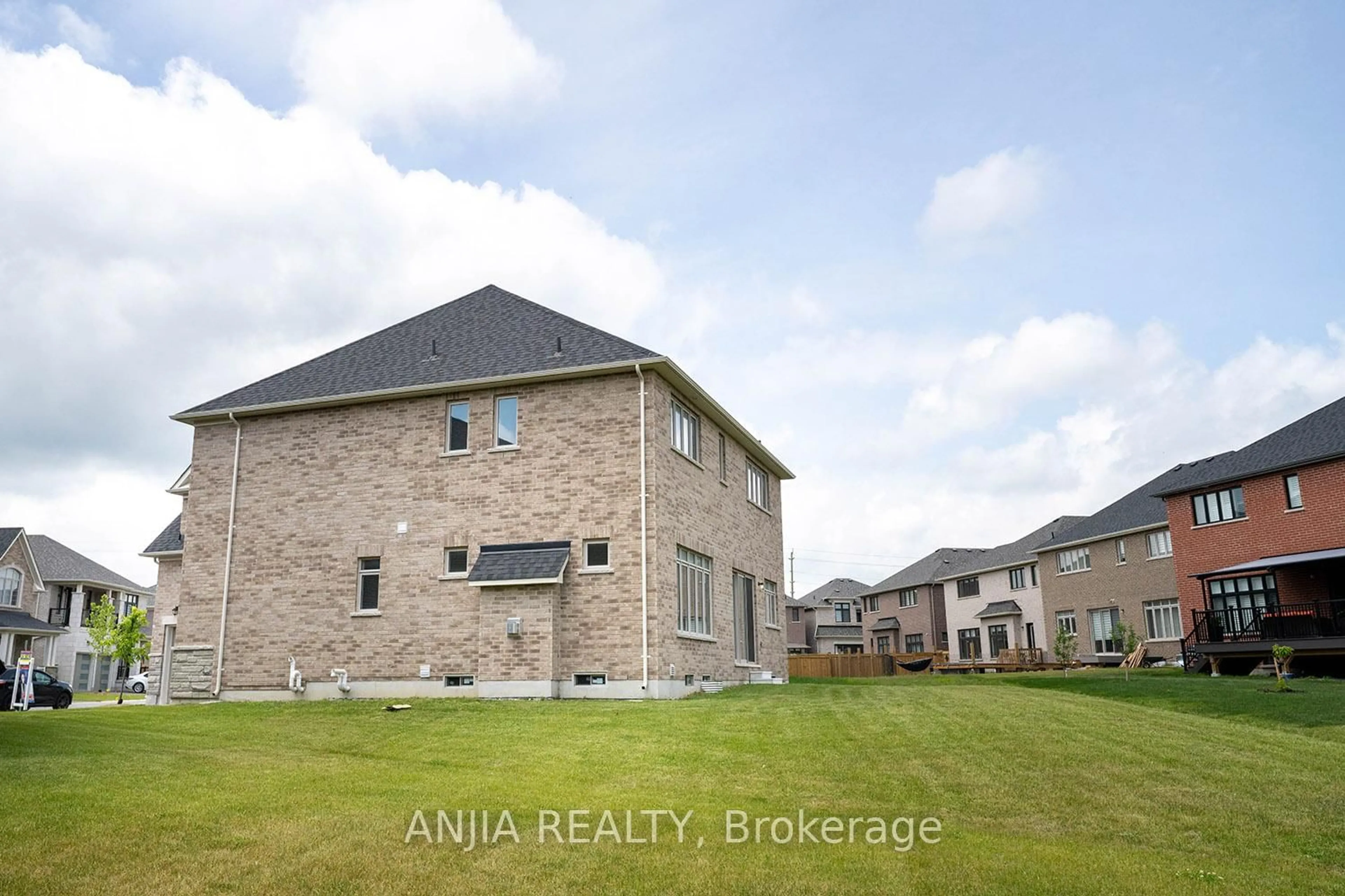 A pic from outside/outdoor area/front of a property/back of a property/a pic from drone, unknown for 21 Joiner Circ, Whitchurch-Stouffville Ontario L4A 4W9