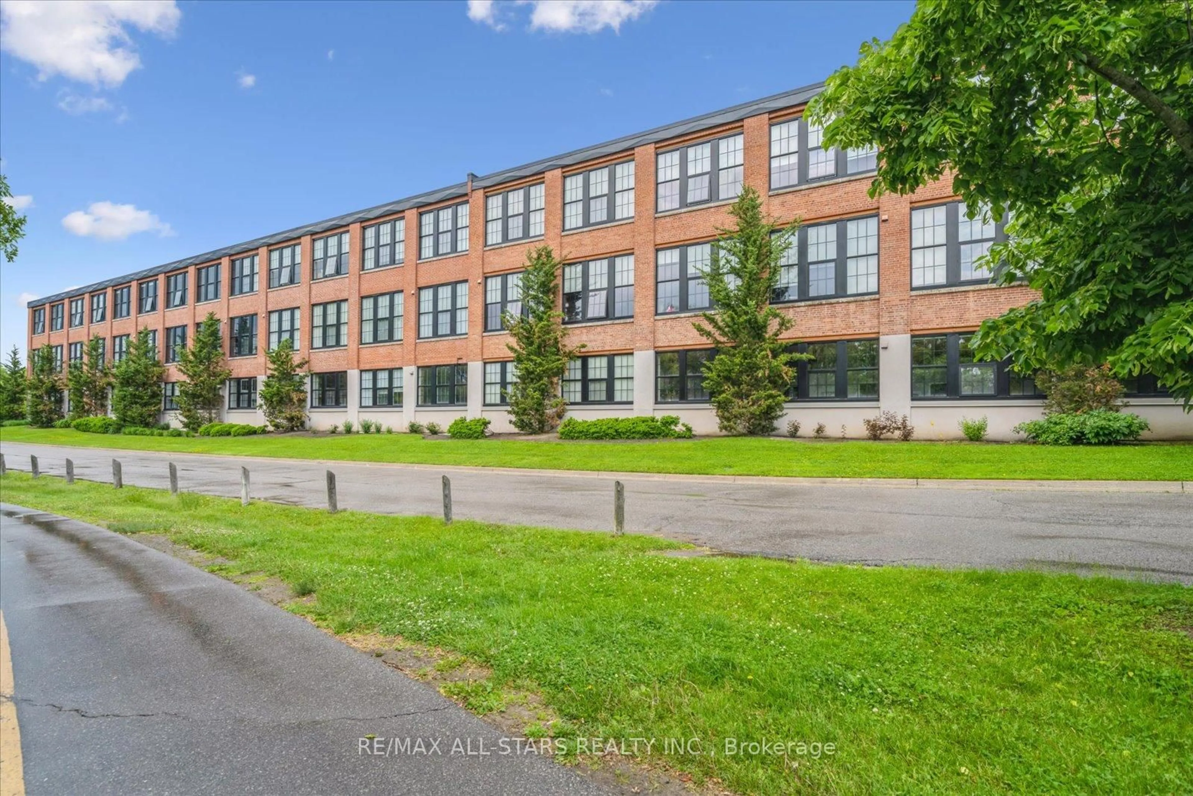 A pic from outside/outdoor area/front of a property/back of a property/a pic from drone, building for 543 Timothy St #113, Newmarket Ontario L3Y 1R1