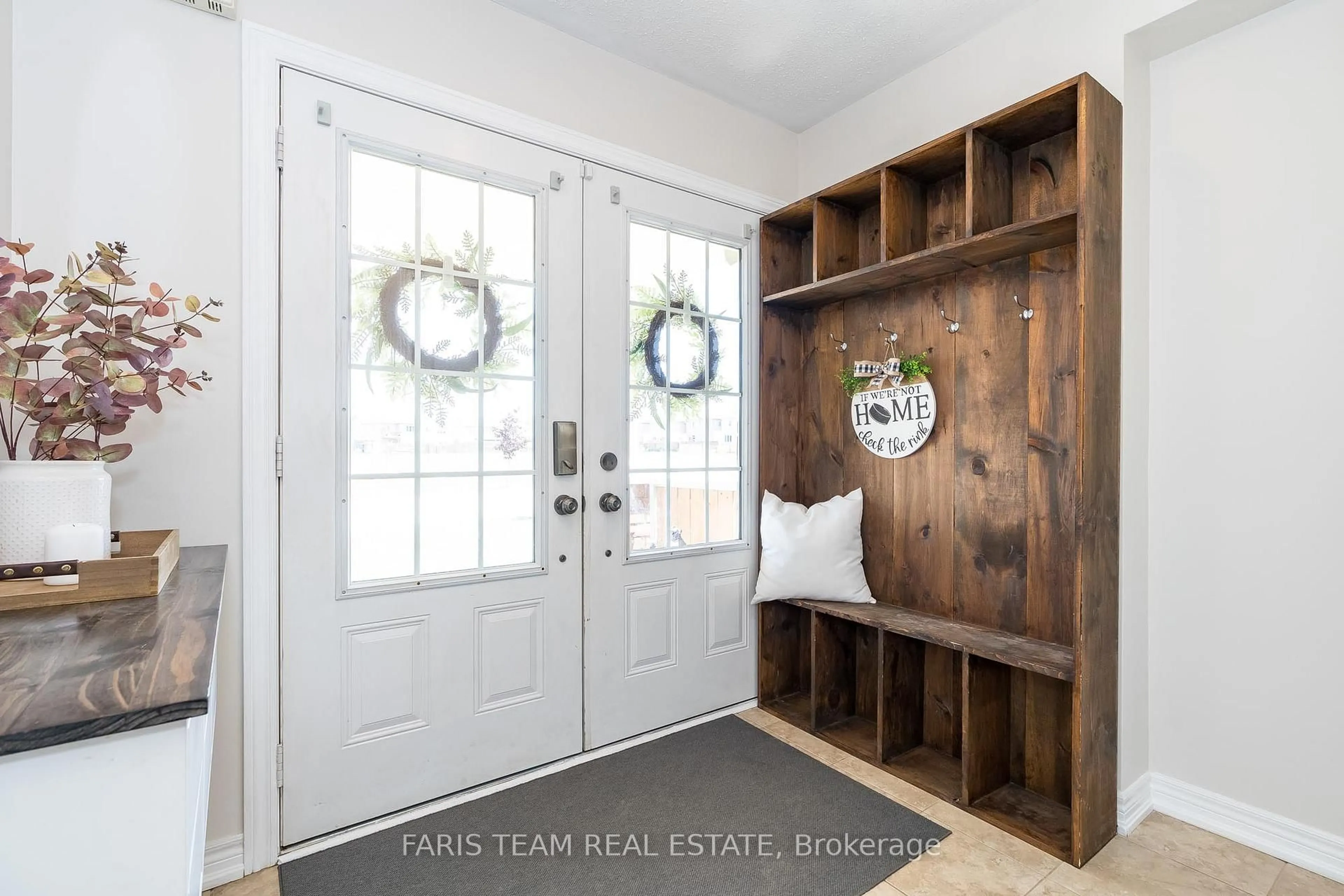 Indoor entryway for 180 Maplewood Dr, Essa Ontario L3W 0G1