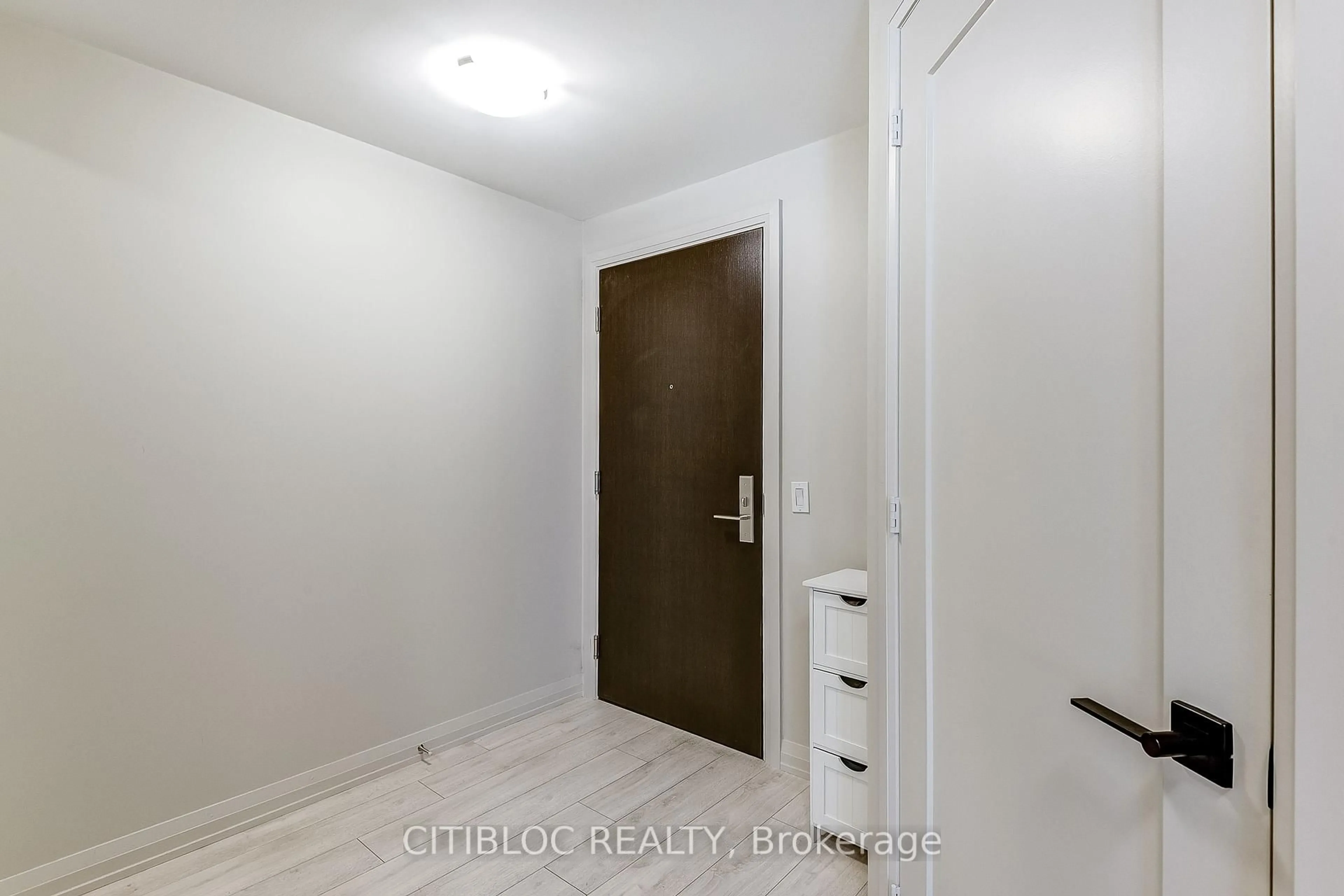 Indoor entryway for 9000 Jane St #1408, Vaughan Ontario L4K 0M6