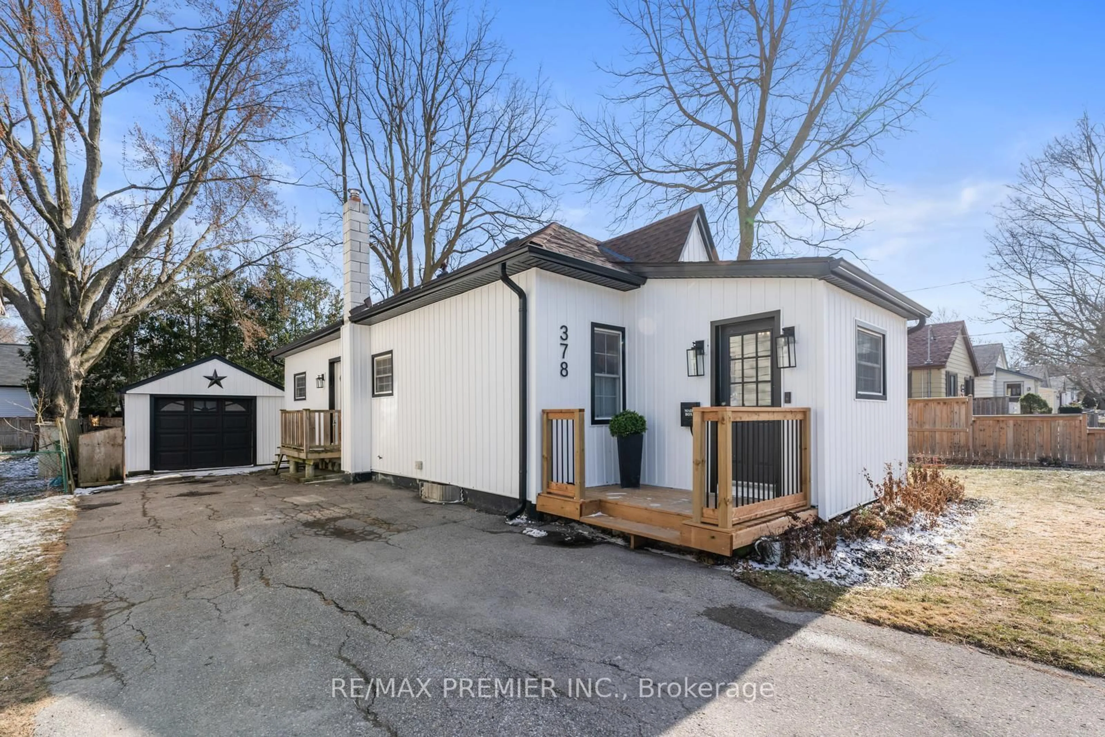 A pic from outside/outdoor area/front of a property/back of a property/a pic from drone, street for 378 Andrew St, Newmarket Ontario L3Y 1H4