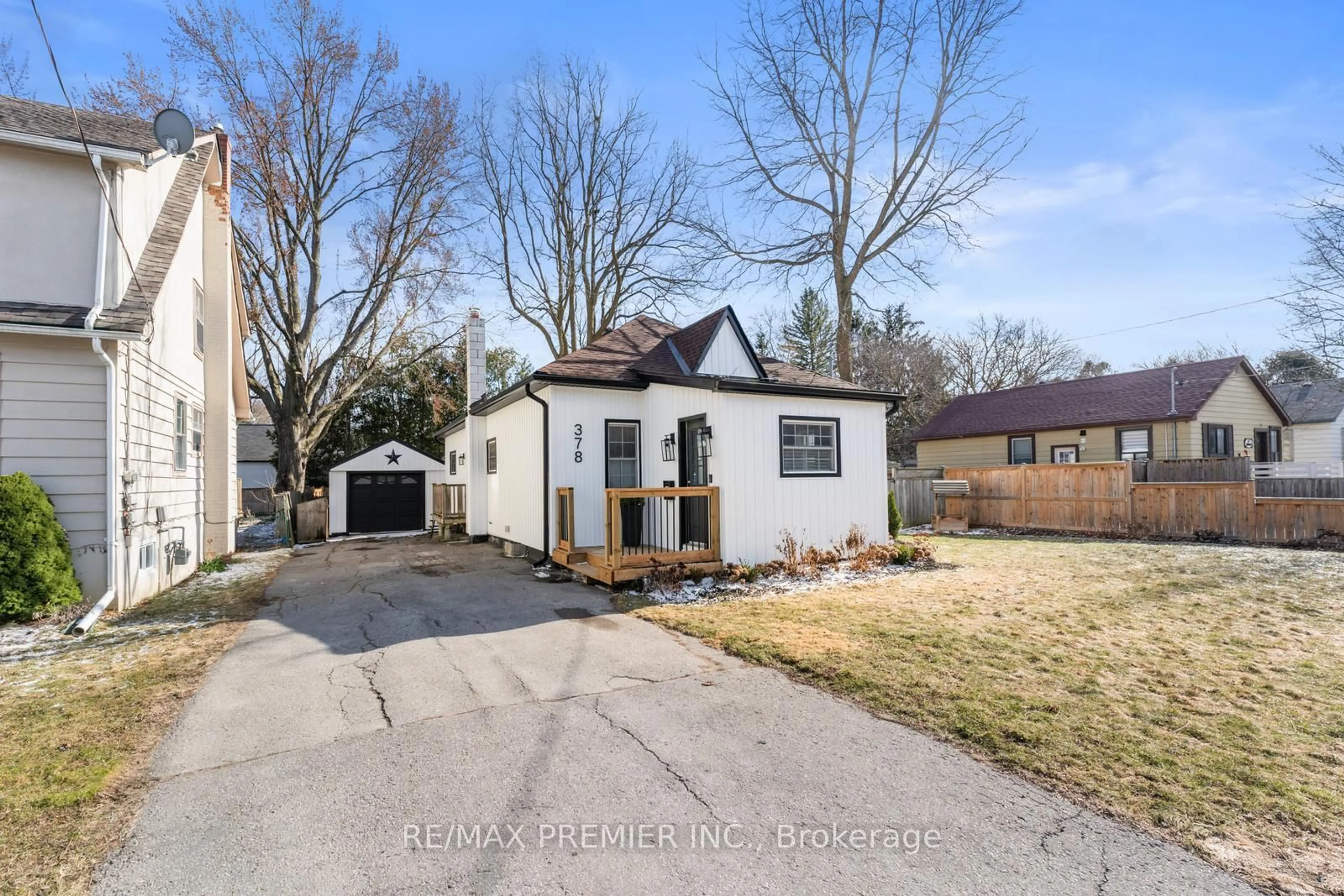A pic from outside/outdoor area/front of a property/back of a property/a pic from drone, street for 378 Andrew St, Newmarket Ontario L3Y 1H4