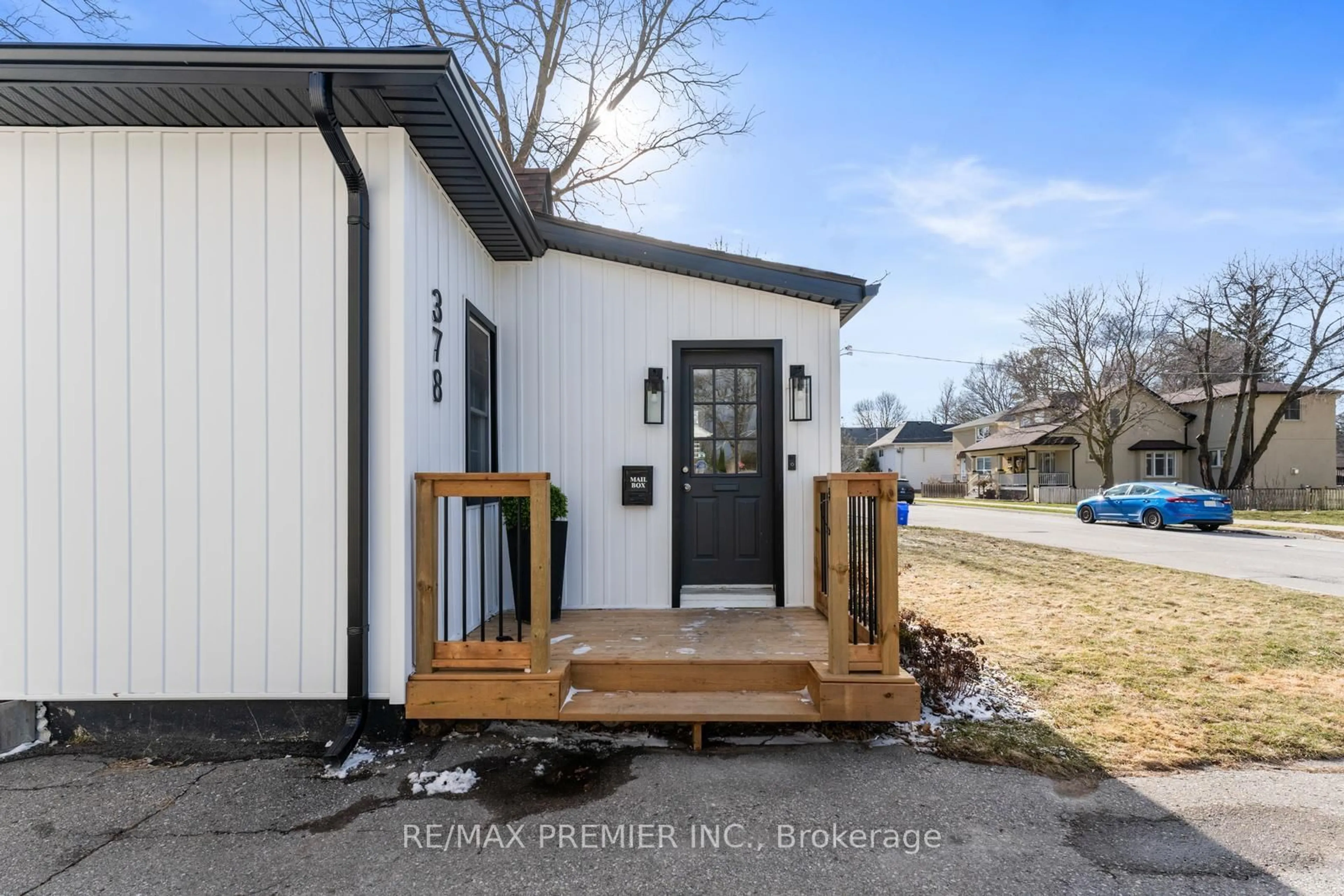 Indoor entryway for 378 Andrew St, Newmarket Ontario L3Y 1H4