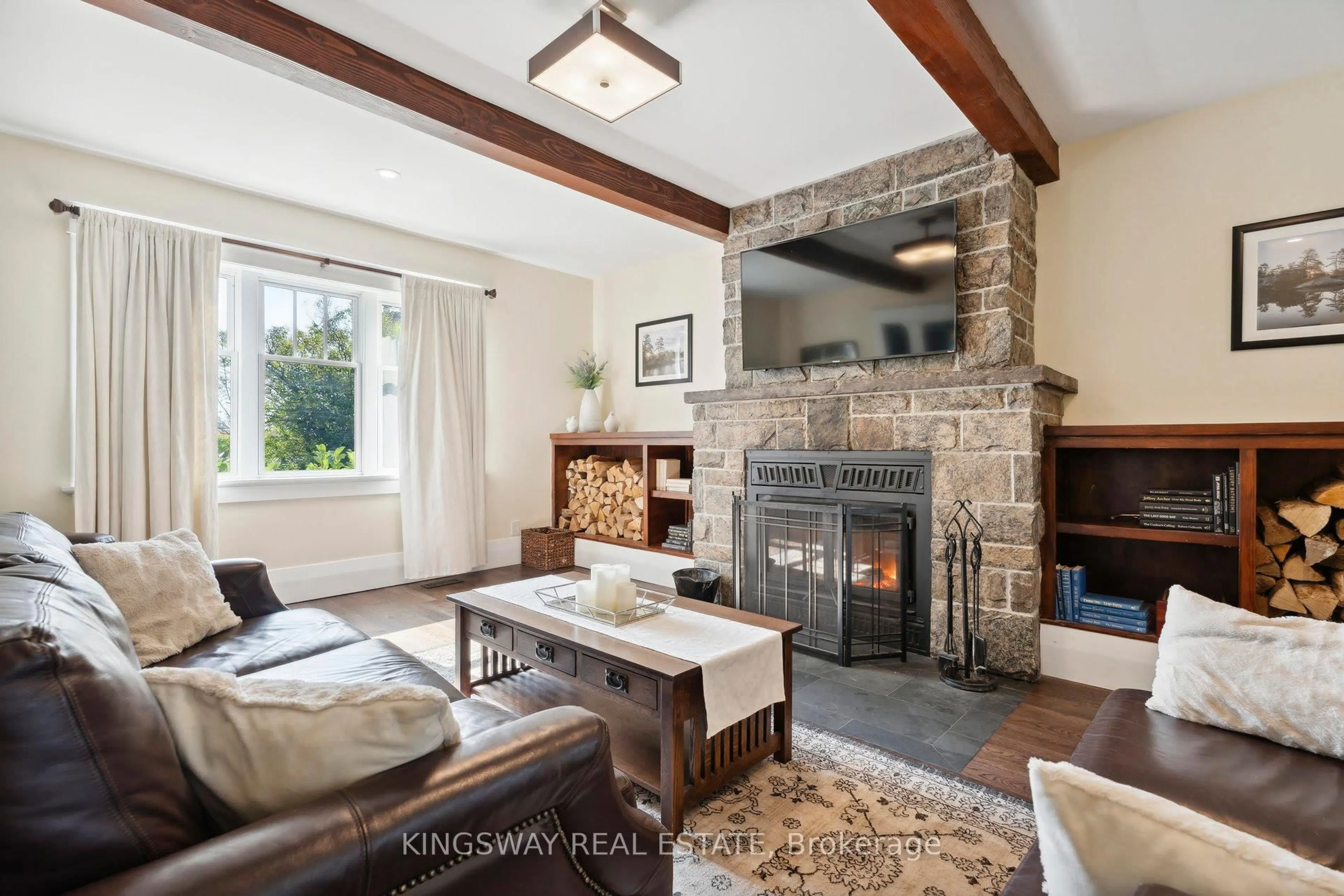 Living room with furniture, unknown for 2612 10th Line, Innisfil Ontario L9S 3R2