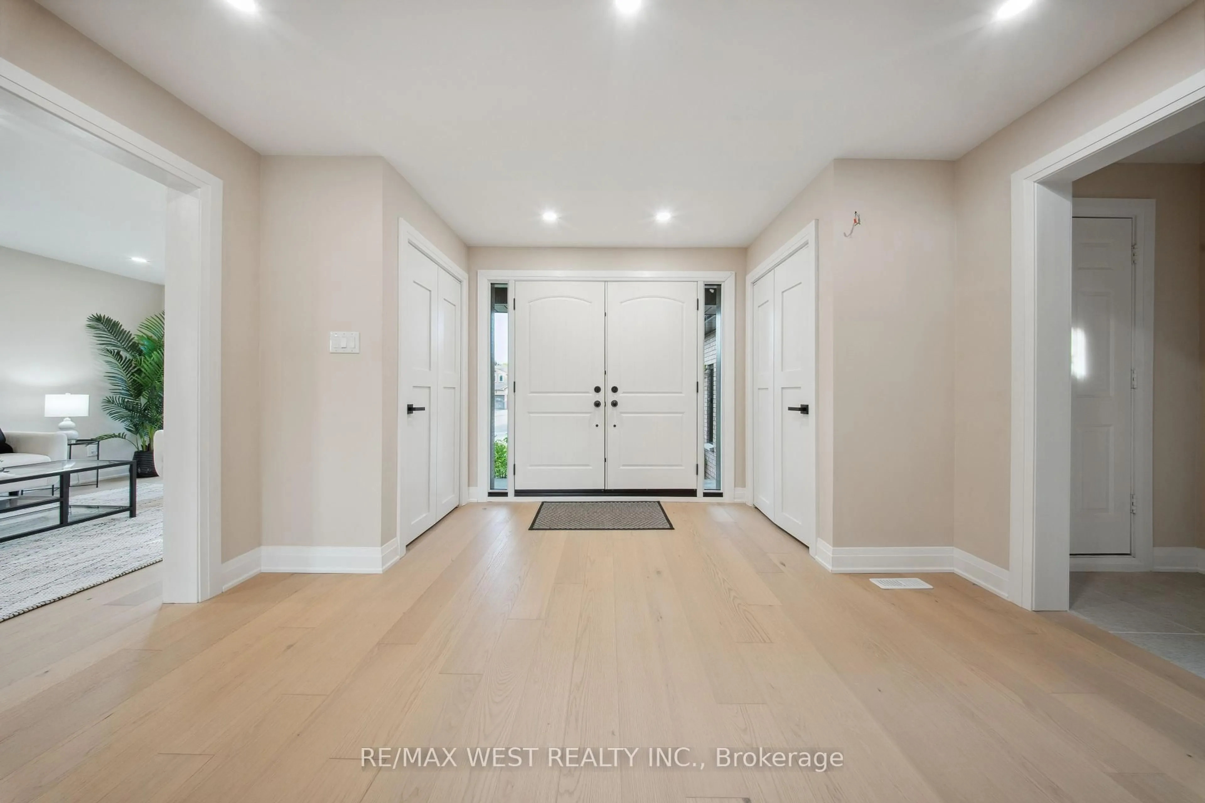 Indoor entryway for 4 Snowcrest Cres, Markham Ontario L3S 2V9