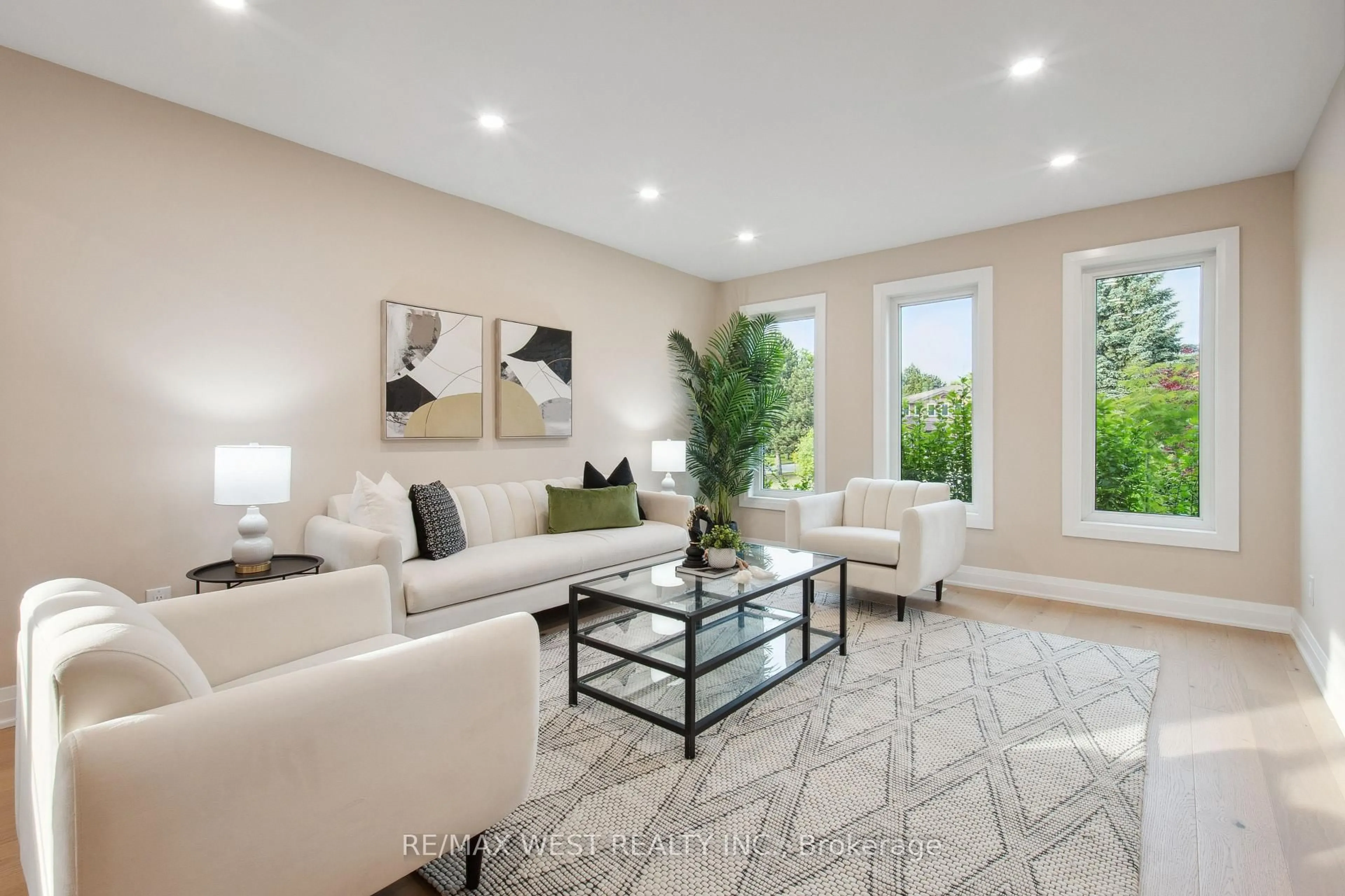 Living room with furniture, unknown for 4 Snowcrest Cres, Markham Ontario L3S 2V9