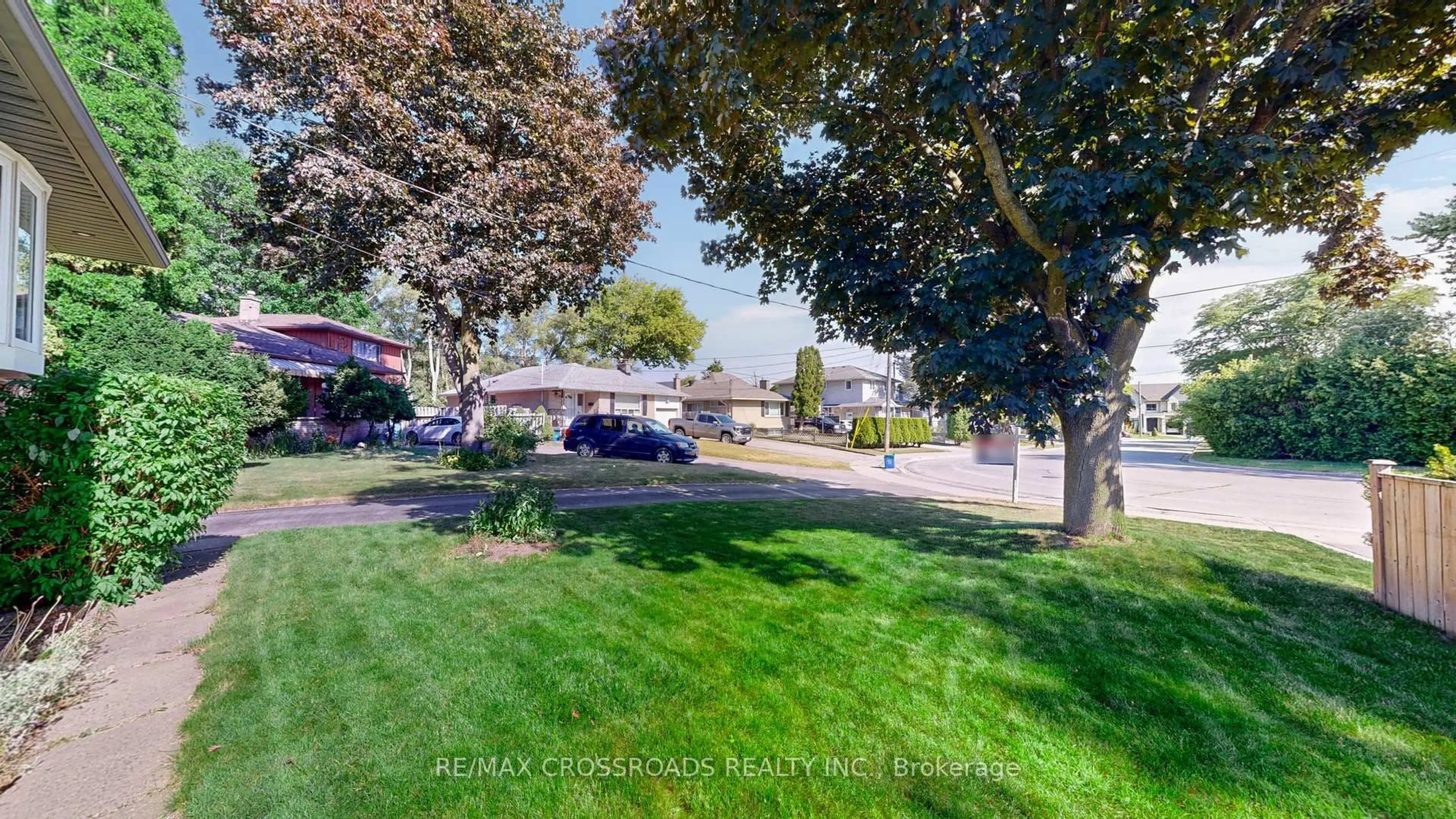 A pic from outside/outdoor area/front of a property/back of a property/a pic from drone, street for 457 Paliser Crt, Richmond Hill Ontario L4C 1R7