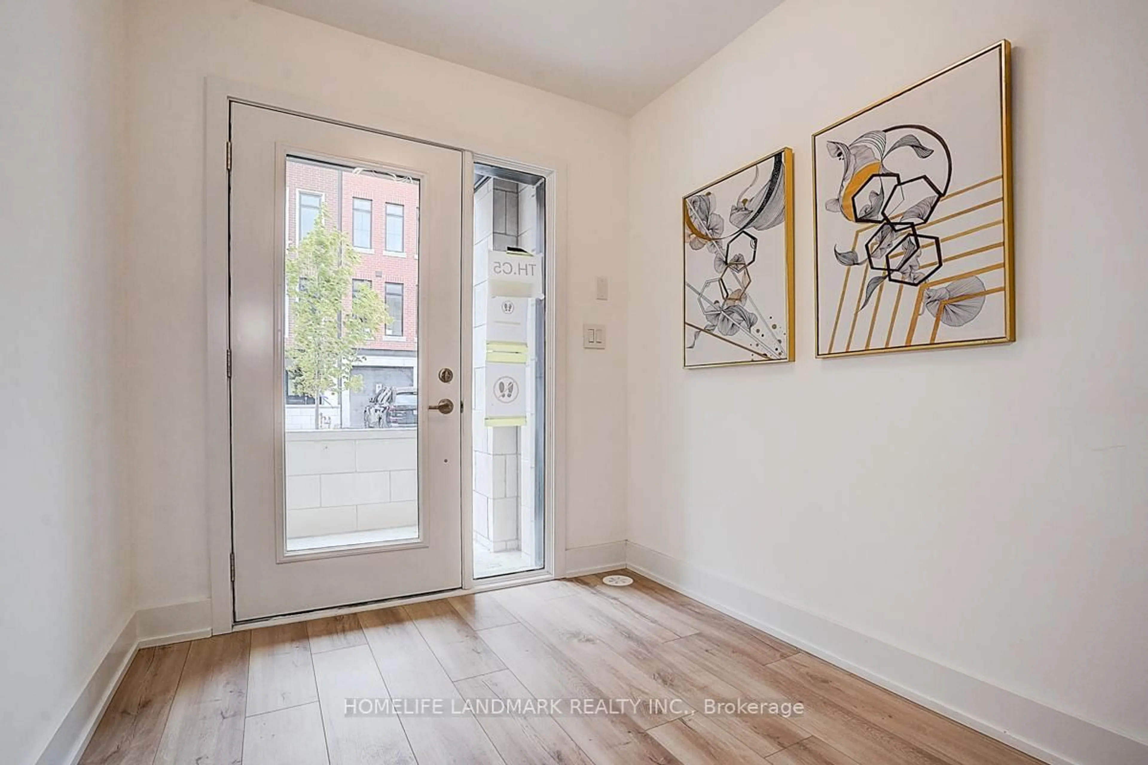 Indoor entryway for 29 Chestnut Crt, Aurora Ontario L4G 4A4