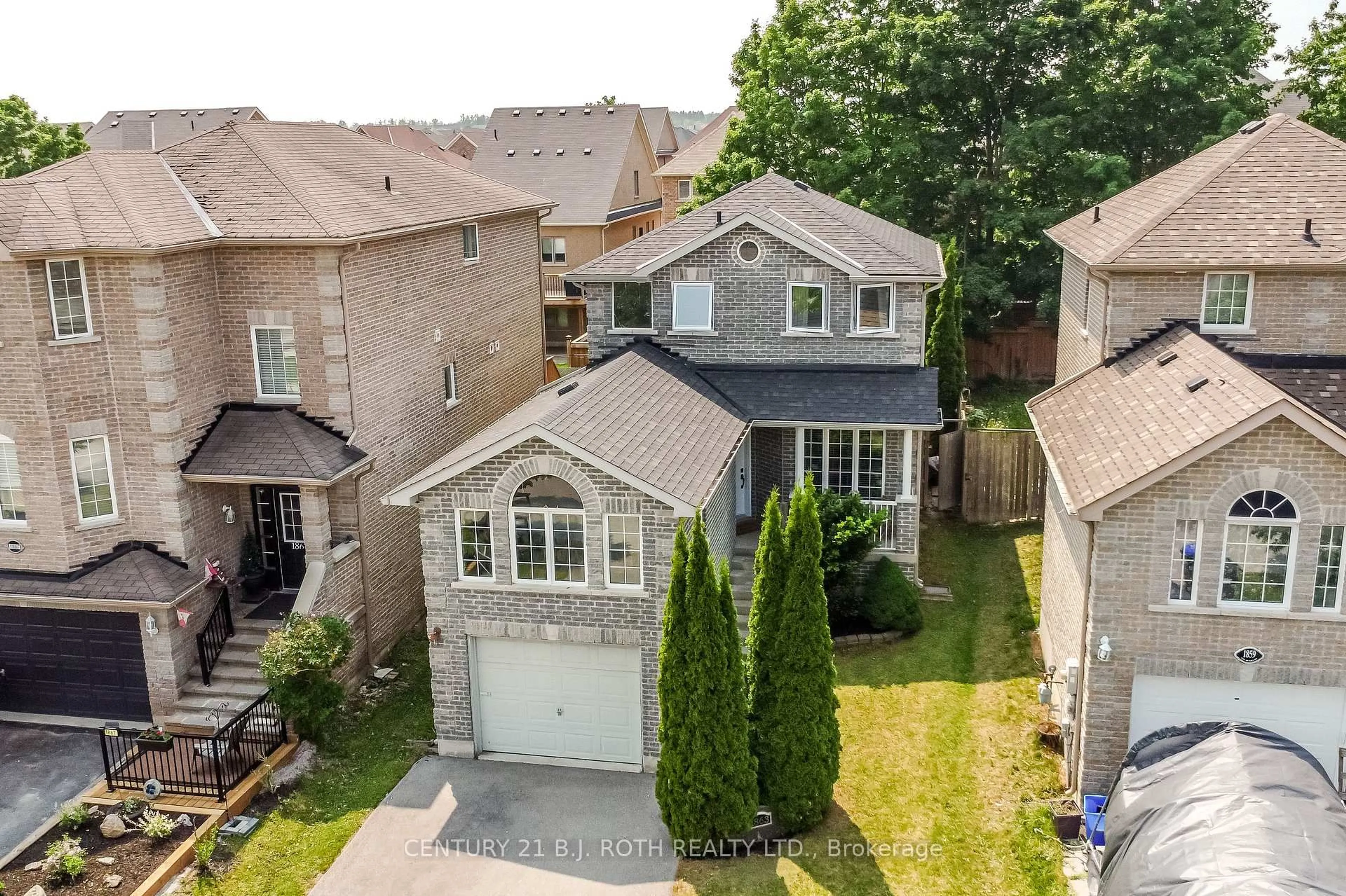 A pic from outside/outdoor area/front of a property/back of a property/a pic from drone, street for 1863 Swan St, Innisfil Ontario L9S 0B2