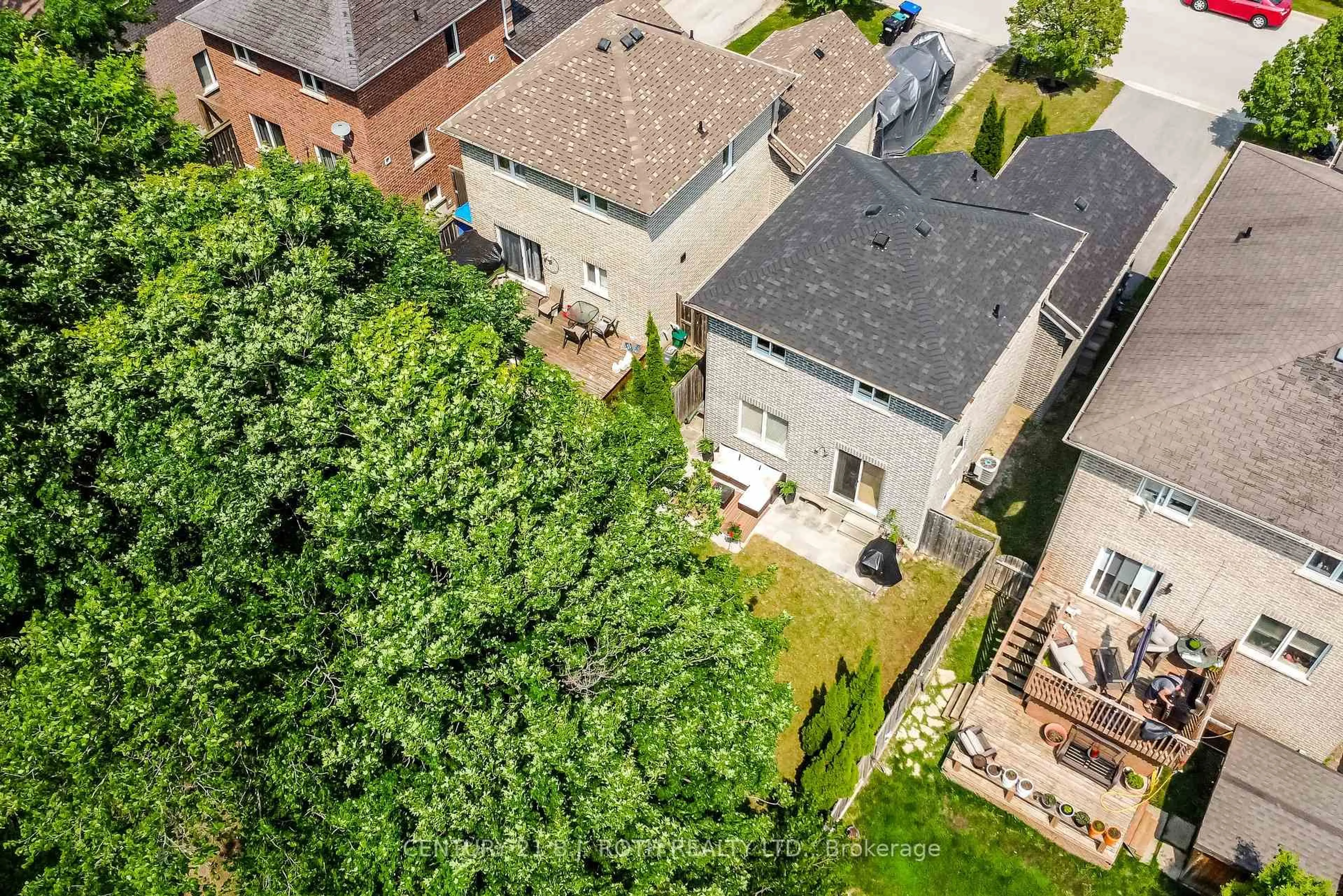 A pic from outside/outdoor area/front of a property/back of a property/a pic from drone, city buildings view from balcony for 1863 Swan St, Innisfil Ontario L9S 0B2