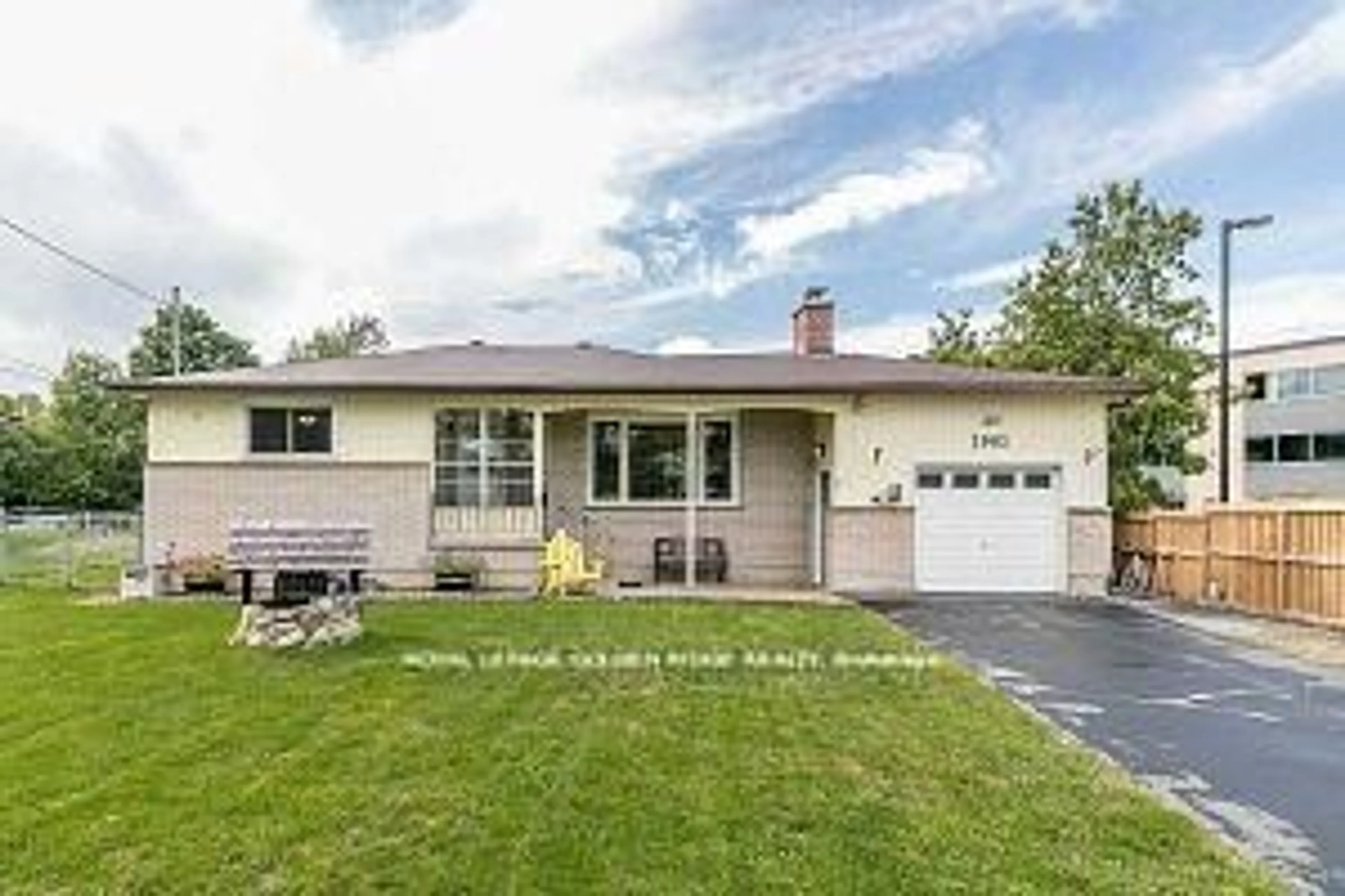 Home with vinyl exterior material, street for 2082 Lea Rd, Innisfil Ontario L9S 1T3