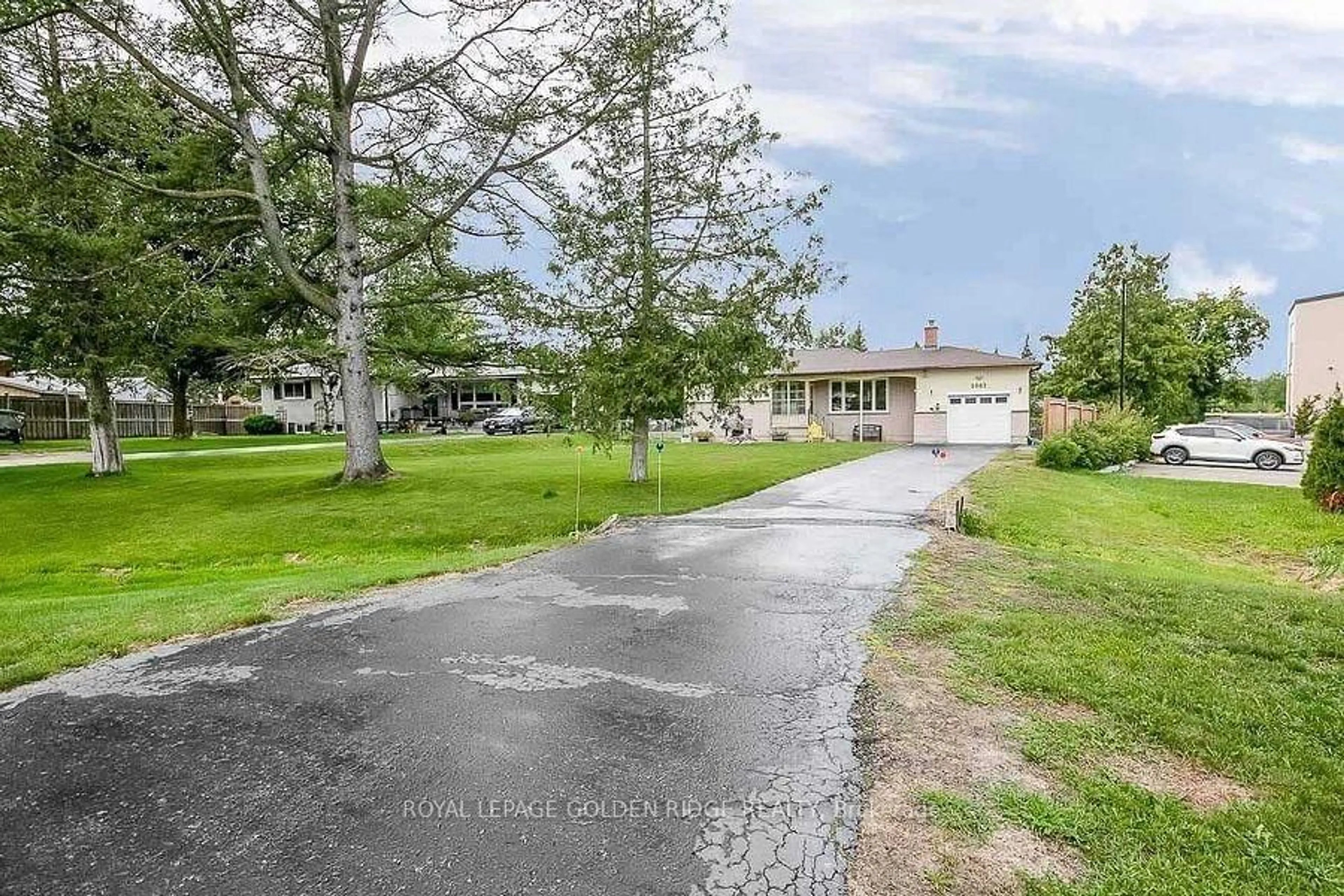 A pic from outside/outdoor area/front of a property/back of a property/a pic from drone, street for 2082 Lea Rd, Innisfil Ontario L9S 1T3