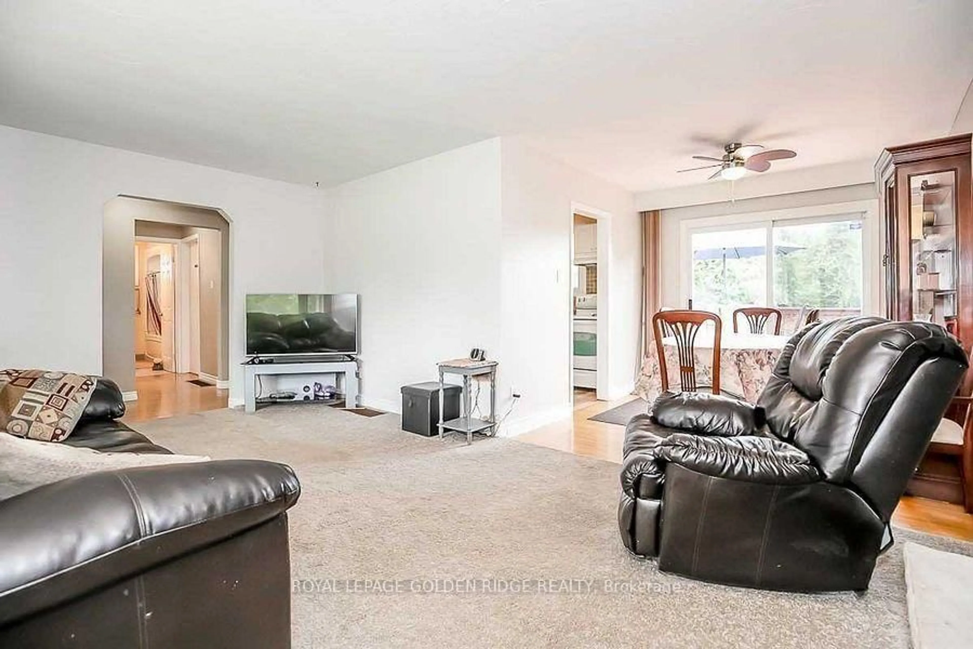Living room with furniture, unknown for 2082 Lea Rd, Innisfil Ontario L9S 1T3