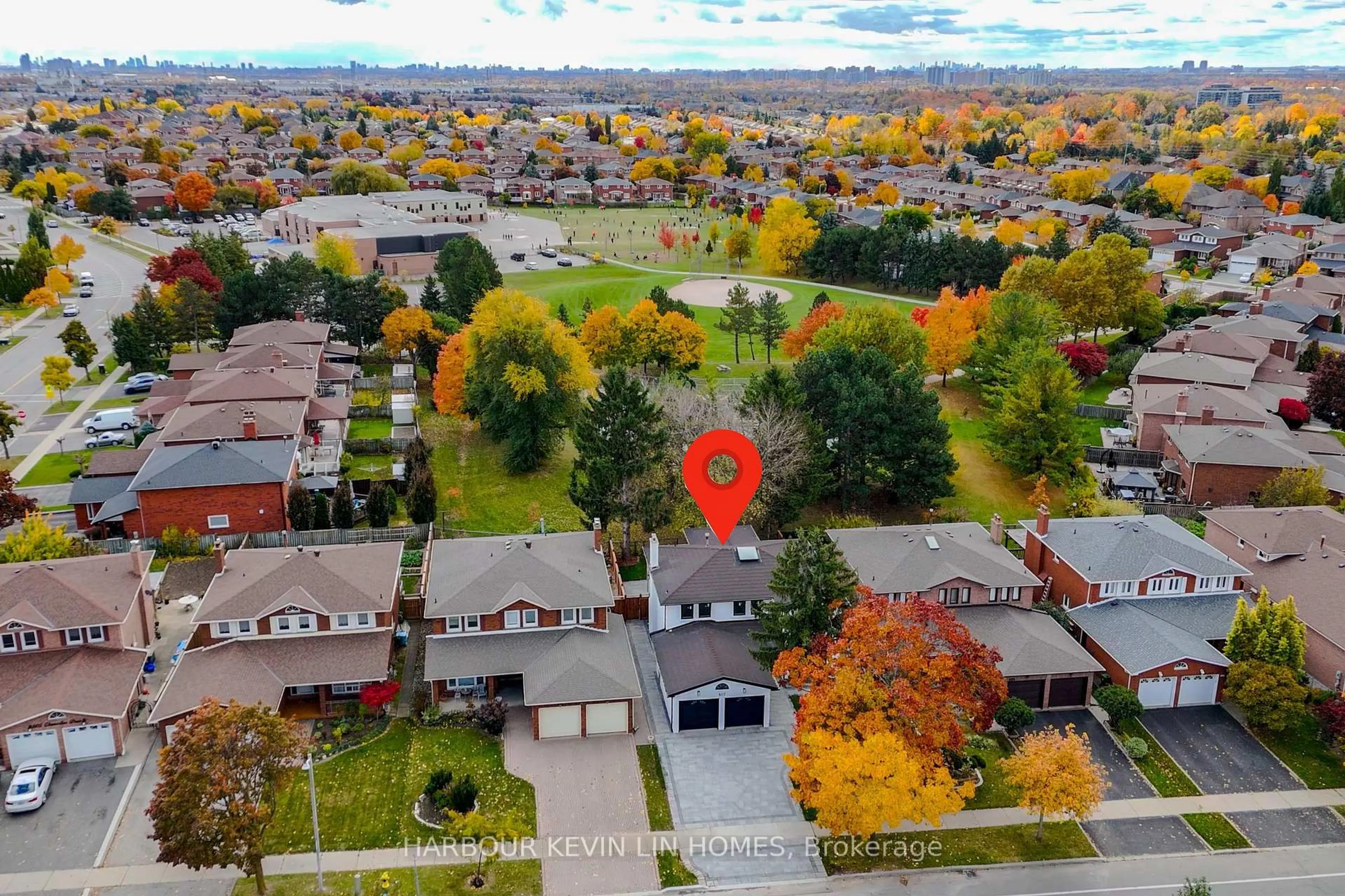 A pic from outside/outdoor area/front of a property/back of a property/a pic from drone, street for 617 Chancellor Dr, Vaughan Ontario L4L 4A9