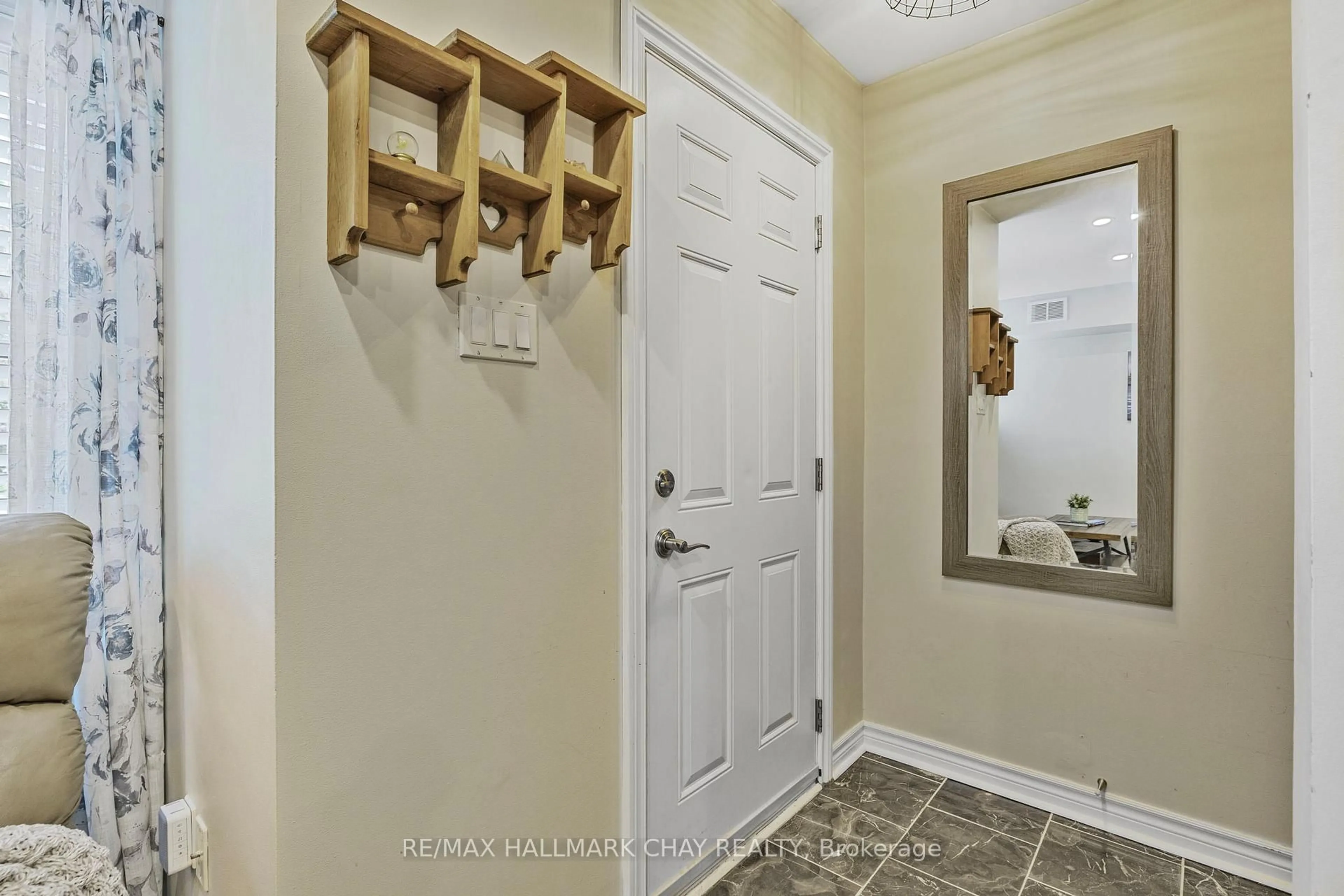 Indoor entryway for 115 Main St #50, Newmarket Ontario L3Y 8J3