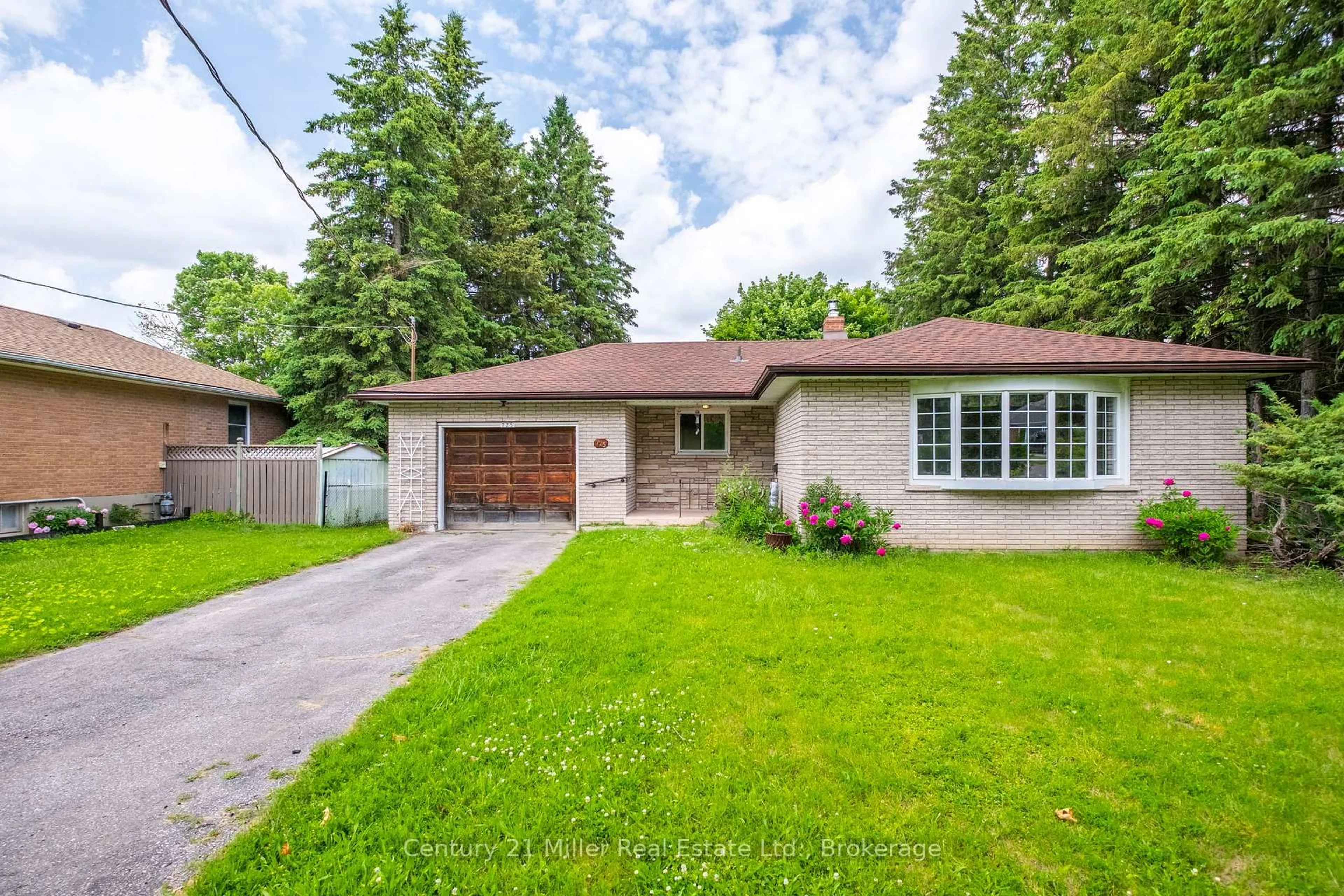 Home with brick exterior material, street for 725 Queen St, Newmarket Ontario L3Y 2J4