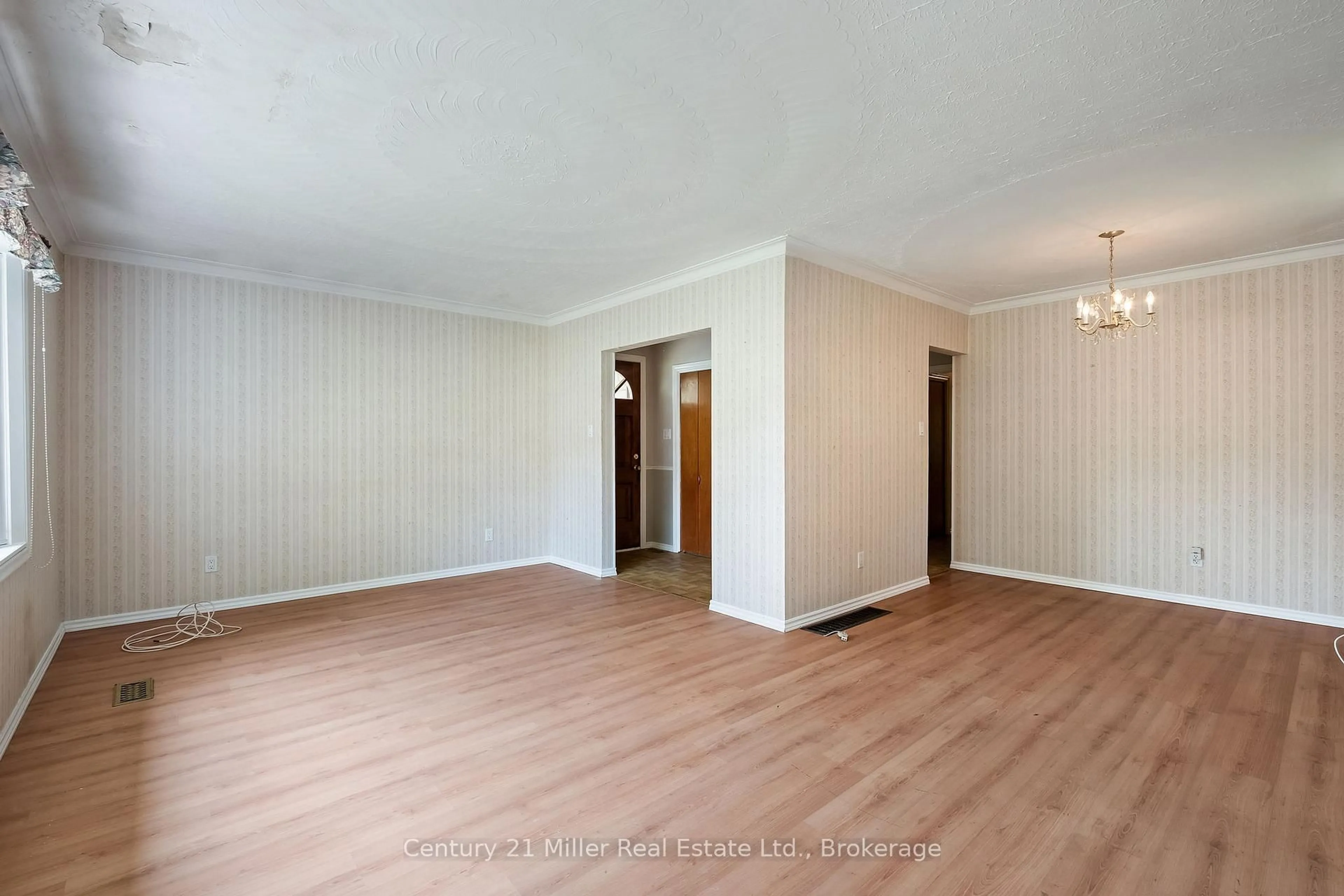Unknown for 725 Queen St, Newmarket Ontario L3Y 2J4