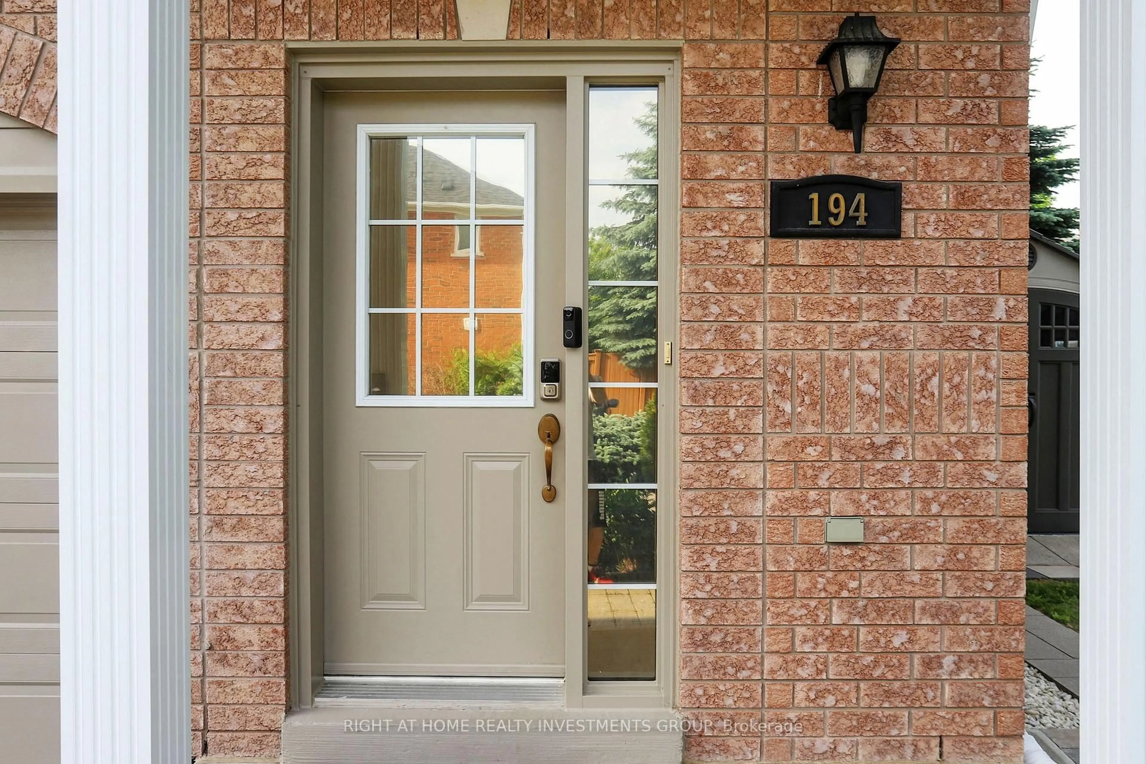 Indoor entryway for 194 Tom Taylor Cres, Newmarket Ontario L3X 3E8