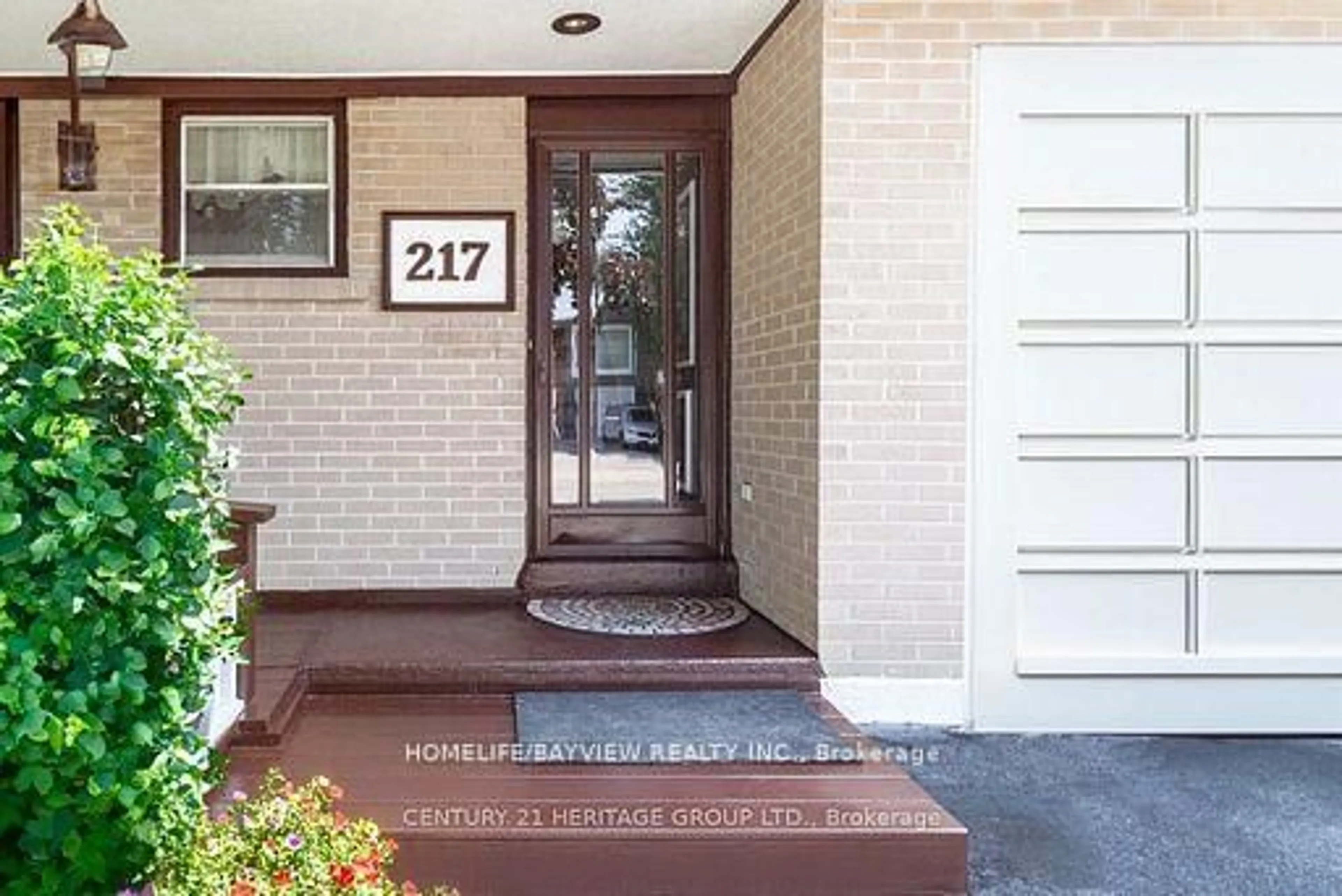 Indoor entryway for 217 Thoms Cres, Newmarket Ontario L3Y 1C9