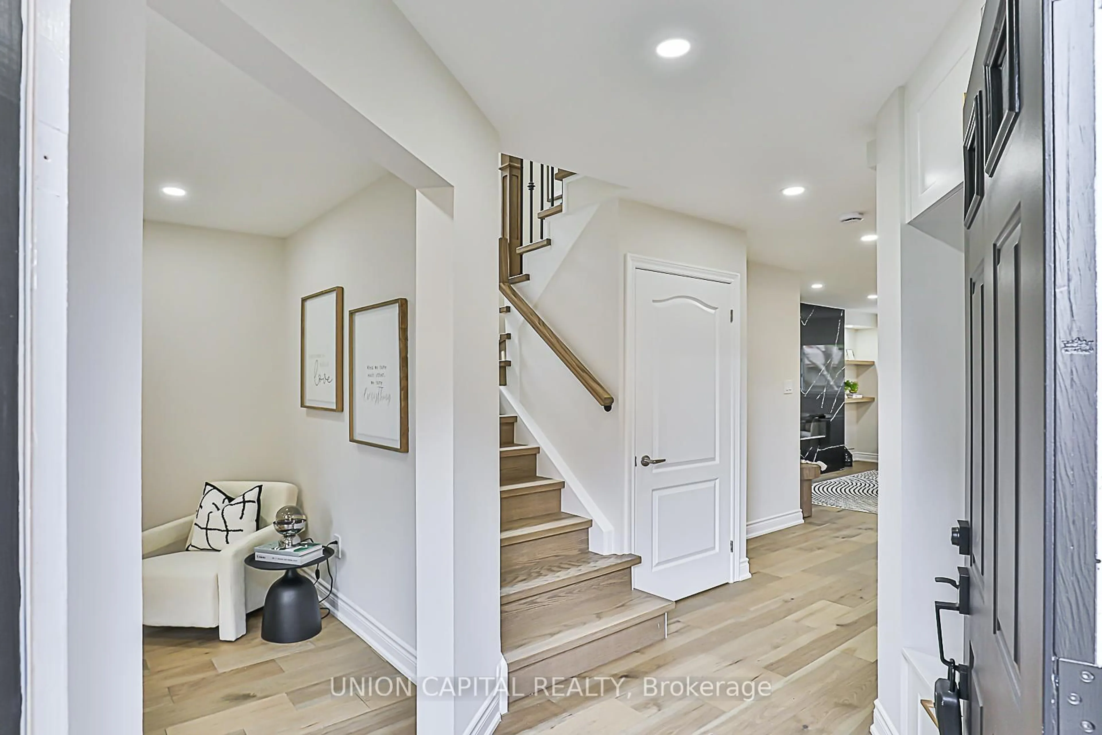 Indoor entryway for 11 Newmill Cres, Richmond Hill Ontario L4C 9T7
