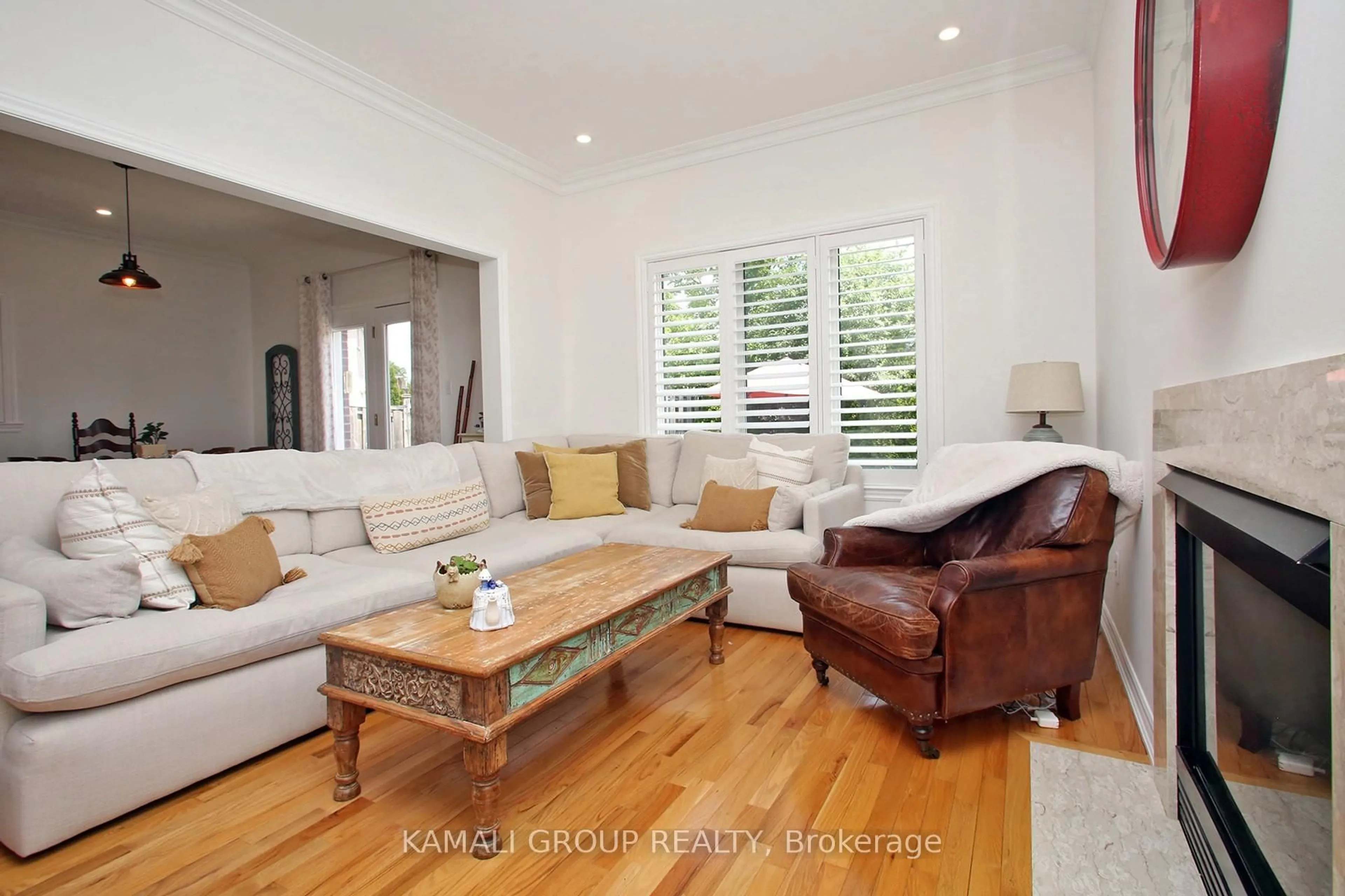 Living room with furniture, wood/laminate floor for 35 Sandy Point Dr, Richmond Hill Ontario L4S 2W7