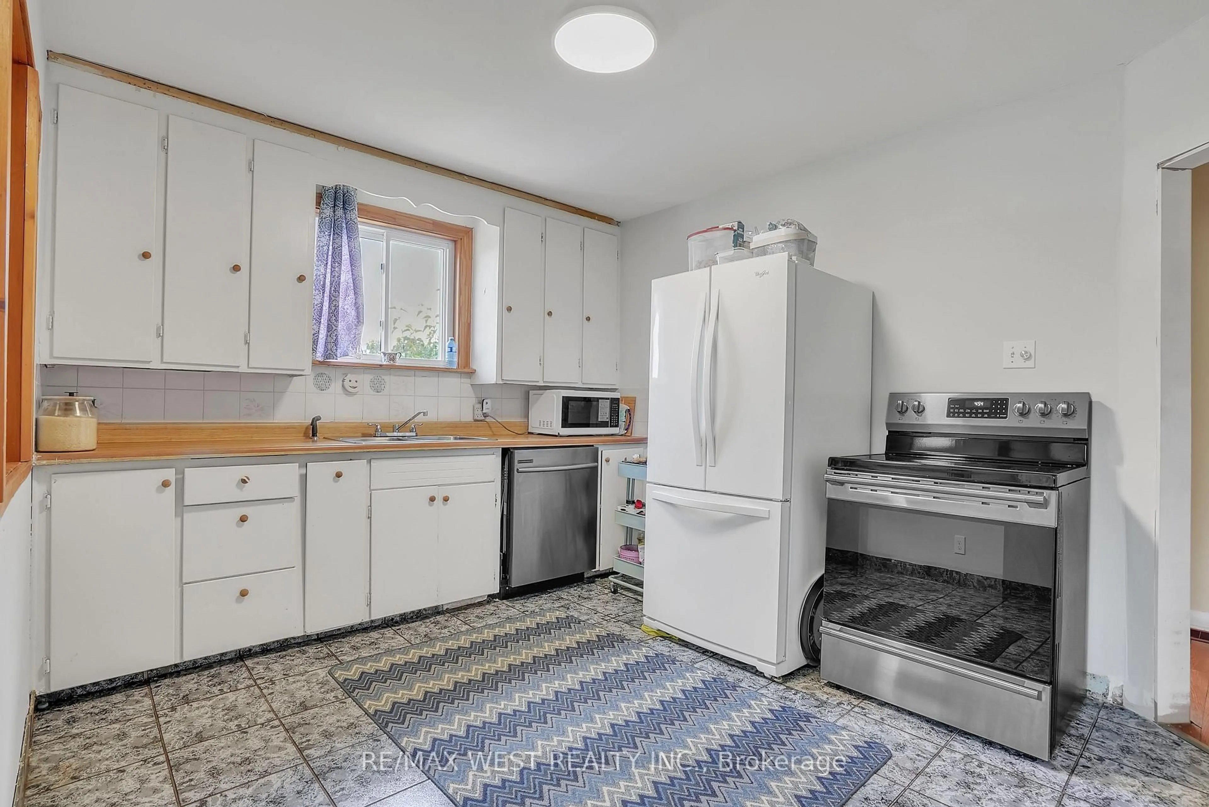 Standard kitchen, unknown for 6464 County Road 10 Rd, Essa Ontario L9R 1V2