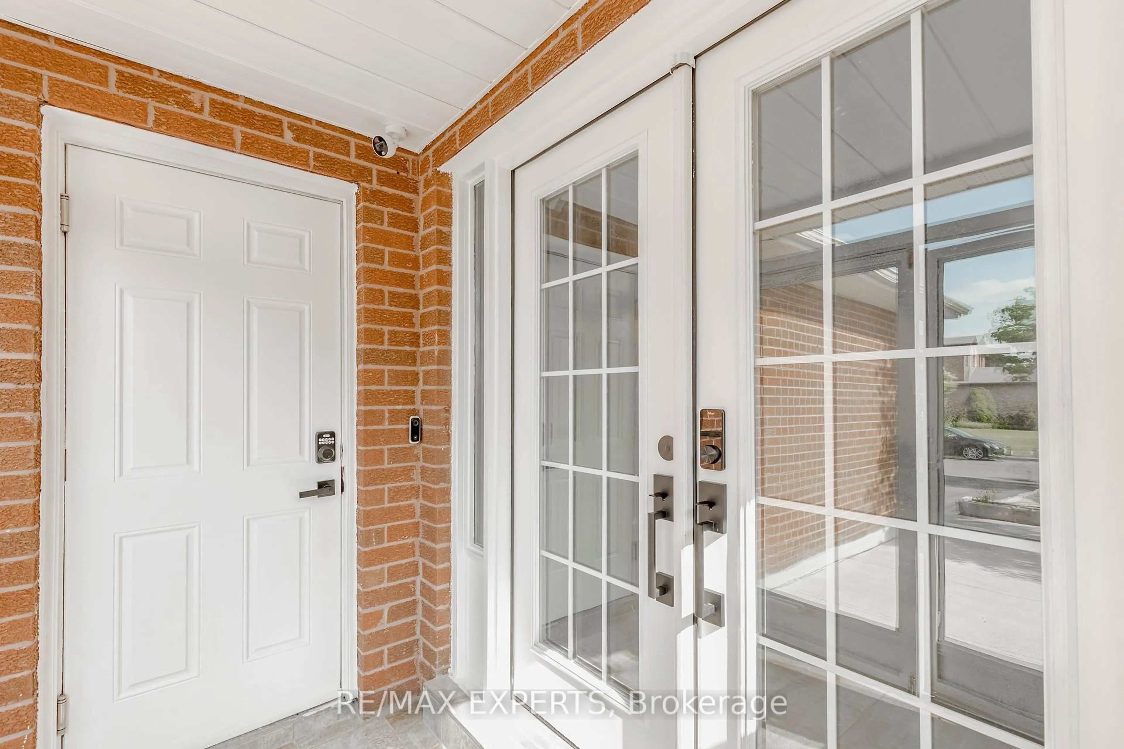 Indoor entryway for 148 Lamar St, Vaughan Ontario L6A 1A6