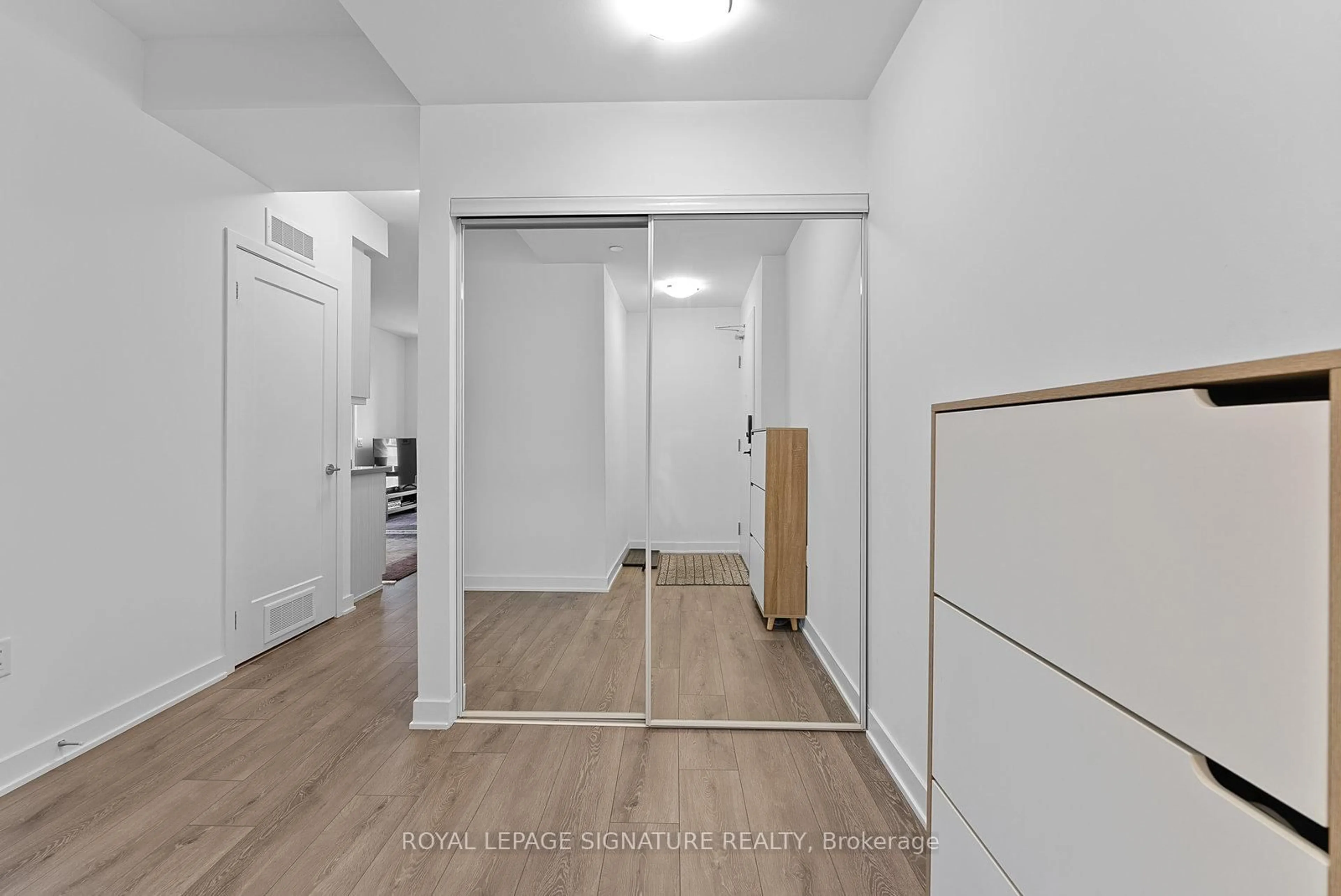 Indoor entryway for 95 Oneida Cres #1004, Richmond Hill Ontario L4B 0H5