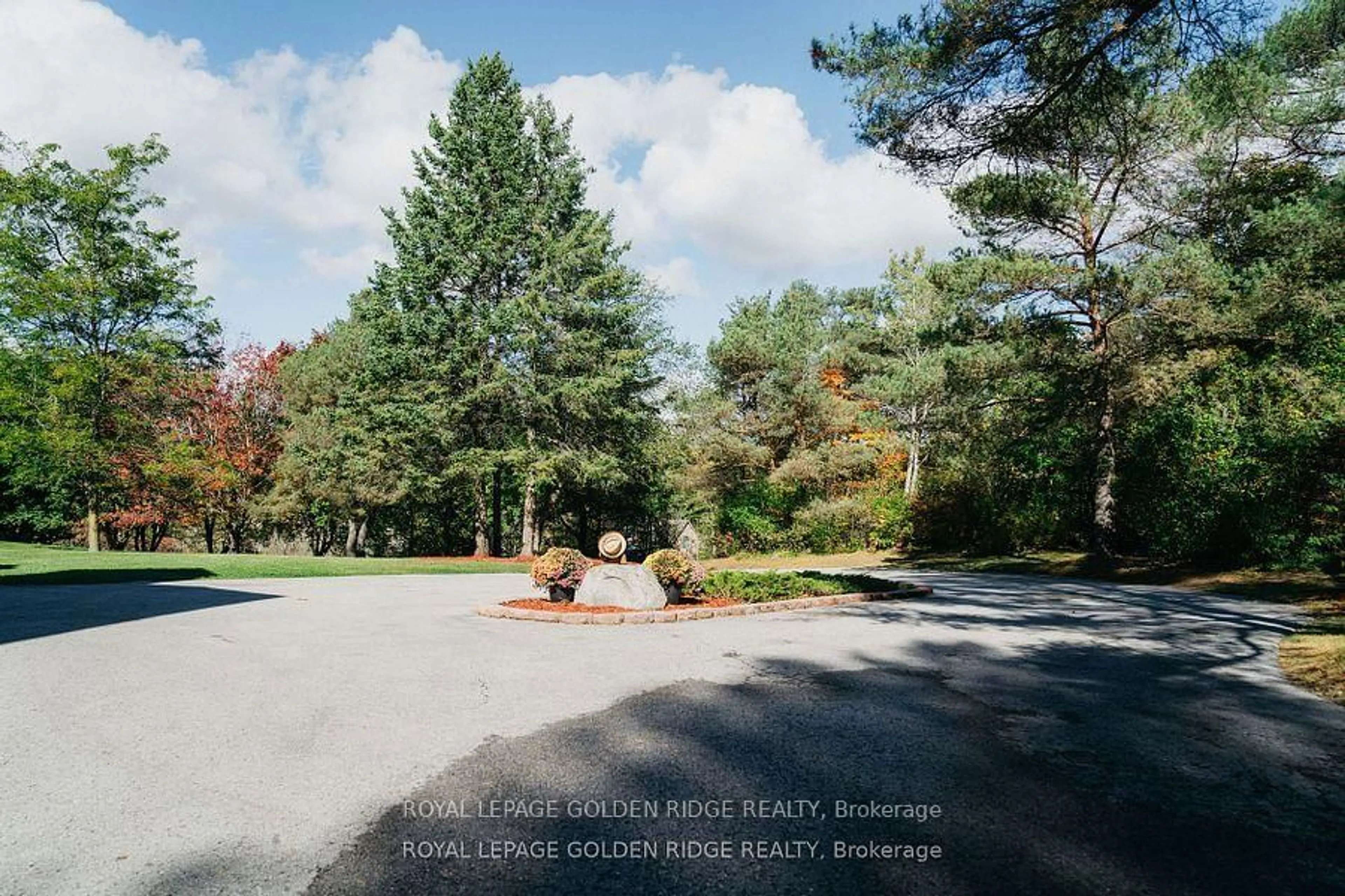 A pic from outside/outdoor area/front of a property/back of a property/a pic from drone, forest/trees view for 8 Greenvalley Circ, Whitchurch-Stouffville Ontario L4A 2L4