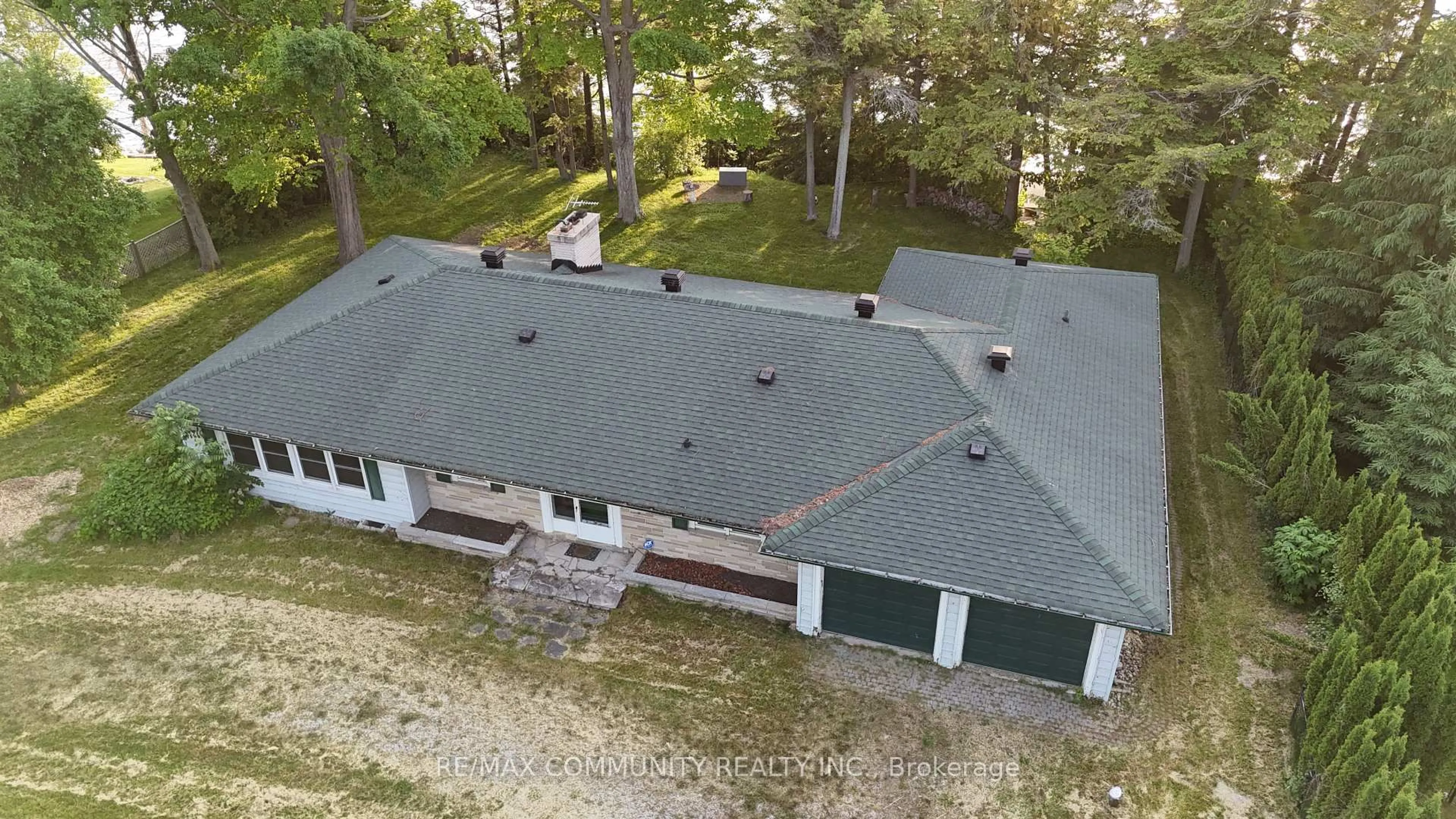 A pic from outside/outdoor area/front of a property/back of a property/a pic from drone, building for 25100 Maple Beach Rd, Brock Ontario L0K 1A0