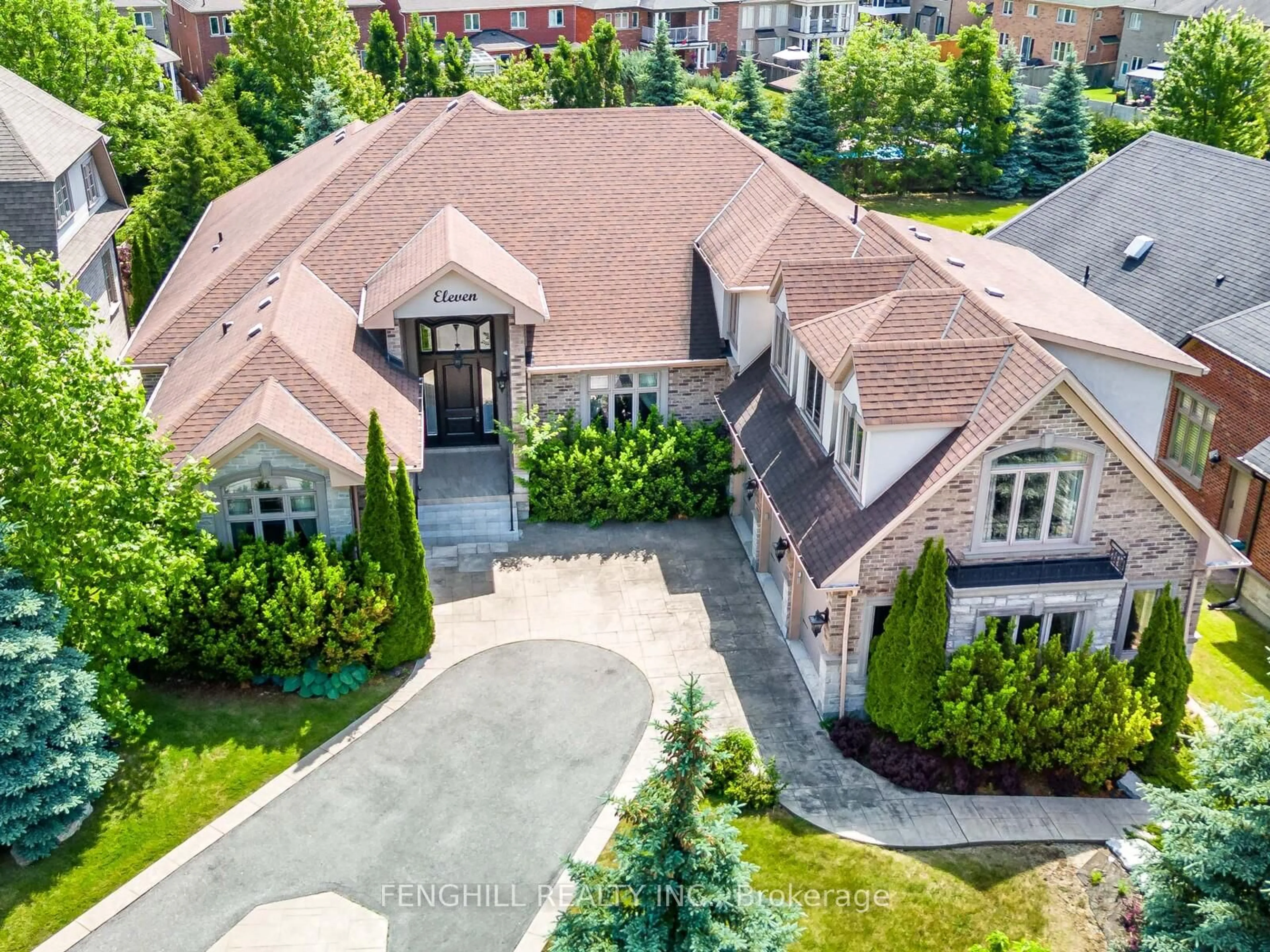A pic from outside/outdoor area/front of a property/back of a property/a pic from drone, street for 11 Macleod Estate Crt, Richmond Hill Ontario L4E 0B1
