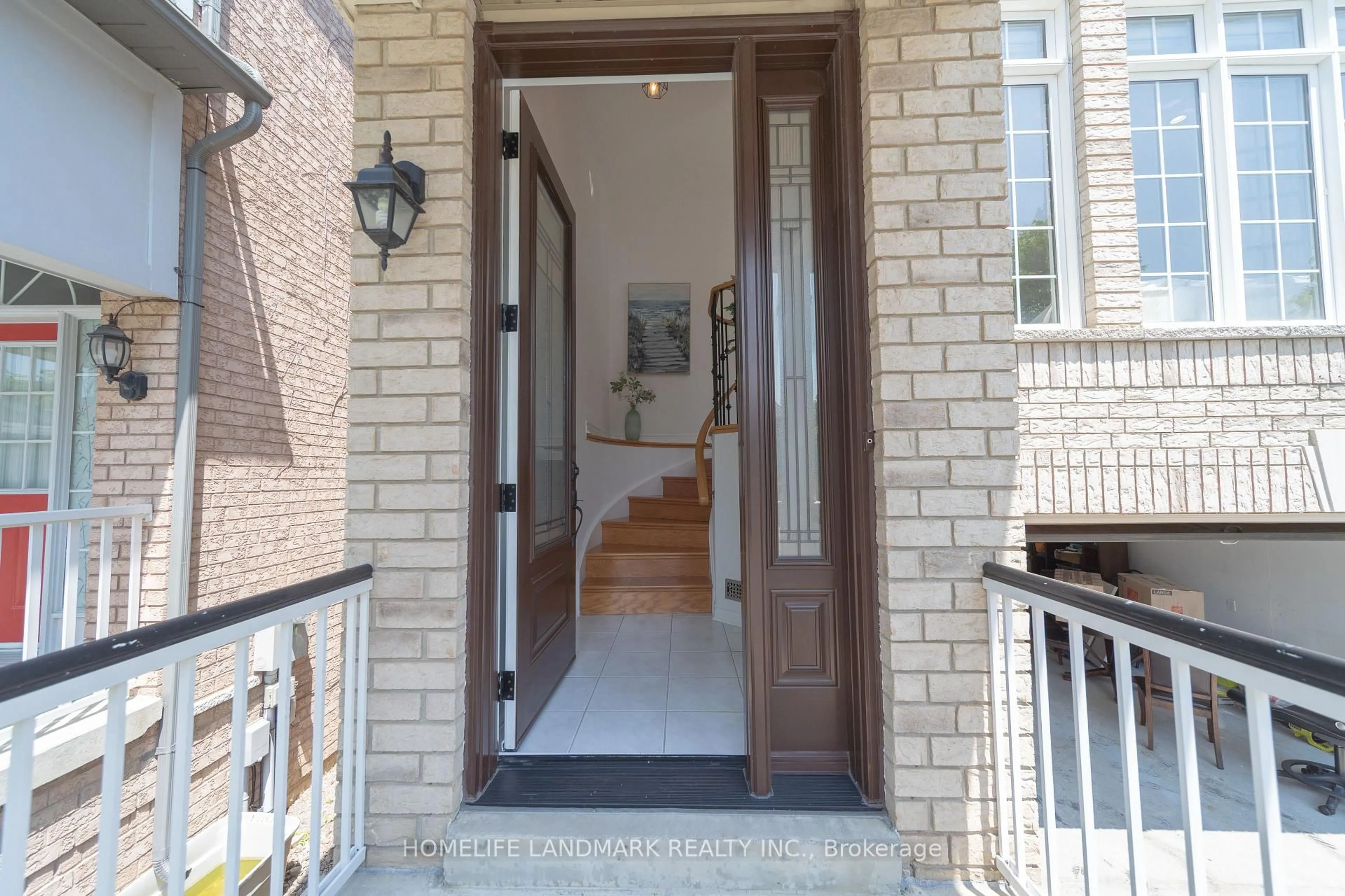 Indoor entryway for 71 Orchard Hill Blvd, Markham Ontario L6C 2L7
