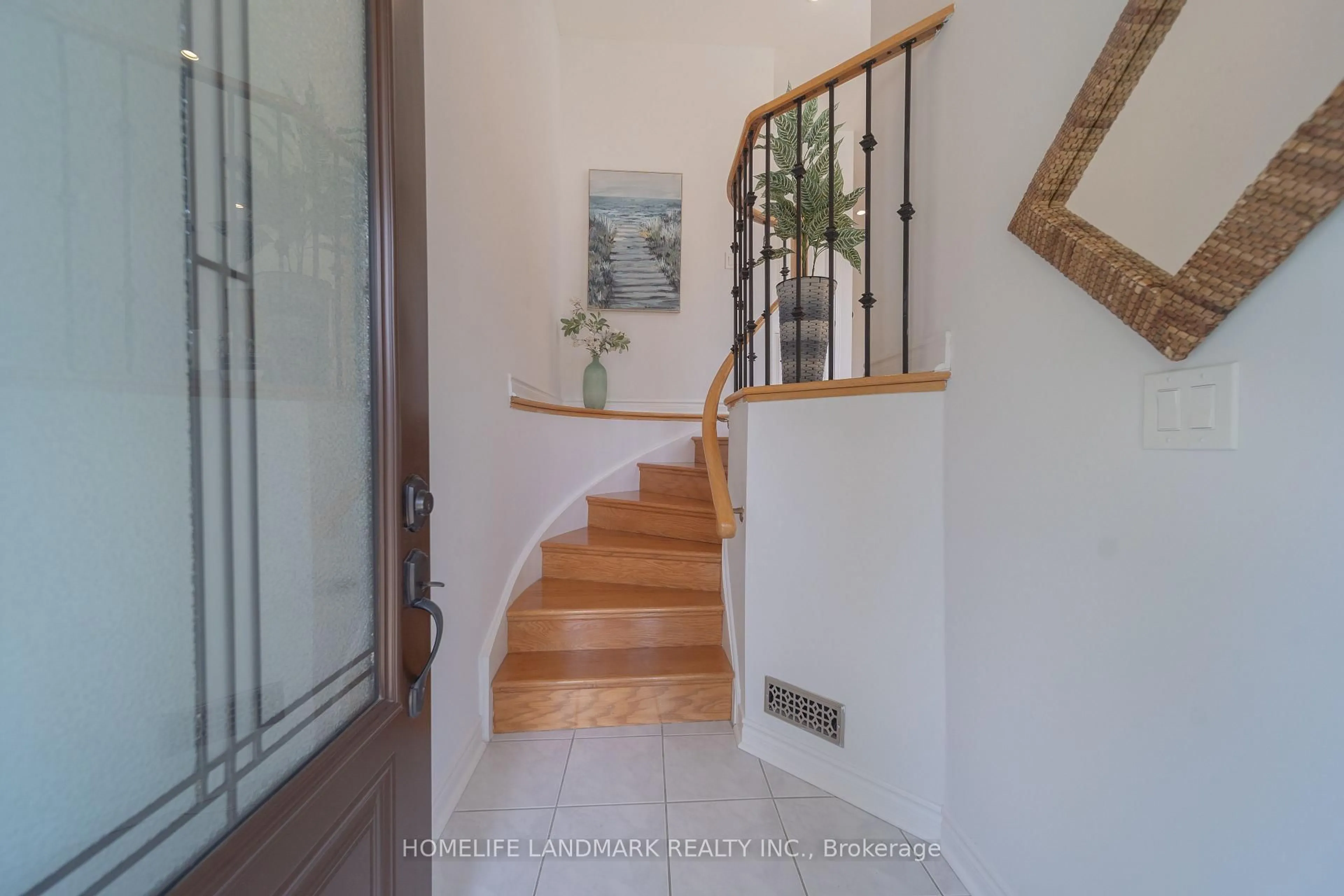 Indoor foyer for 71 Orchard Hill Blvd, Markham Ontario L6C 2L7