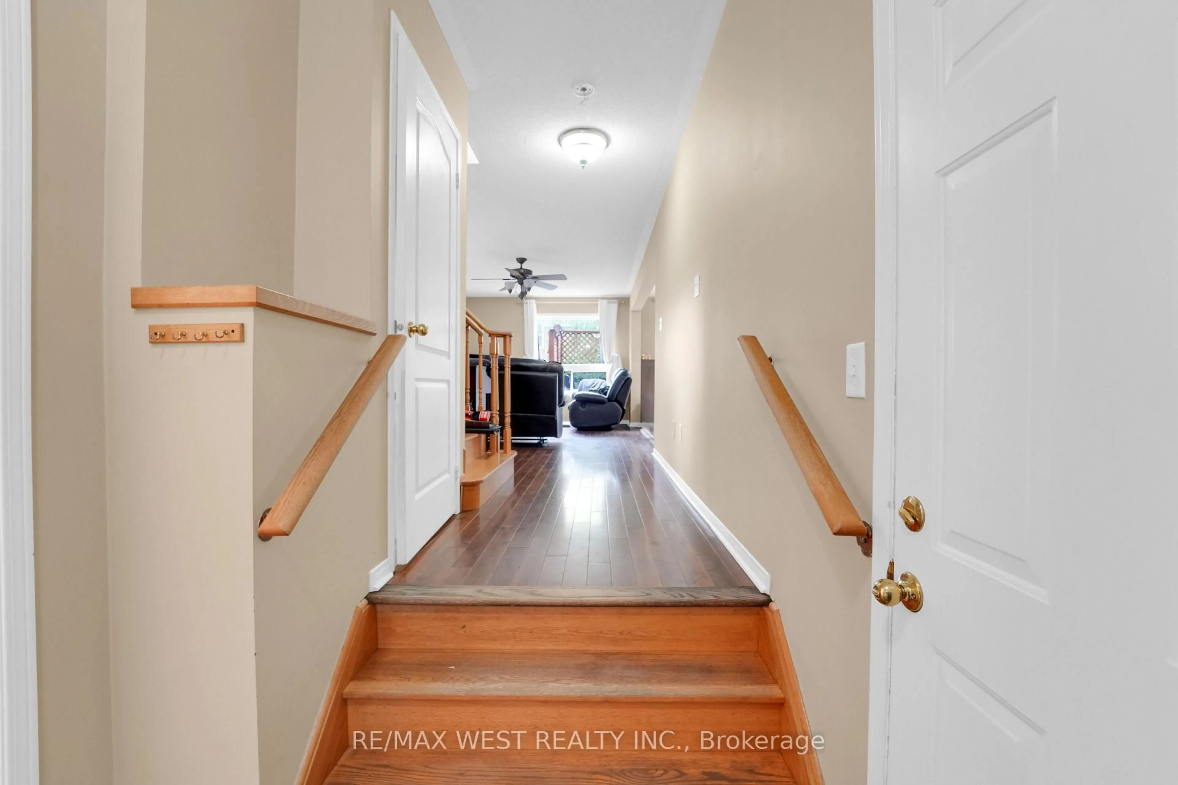 Indoor entryway for 57 Kalinda Rd, Newmarket Ontario L3X 2Y9