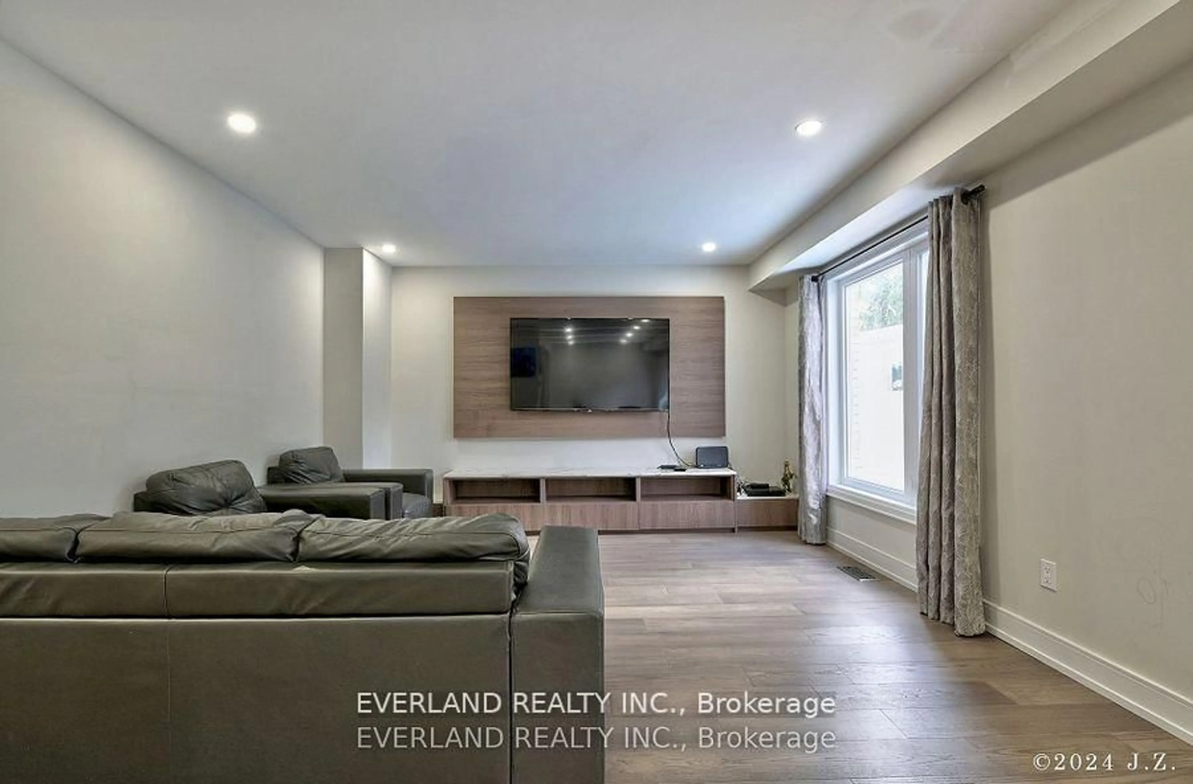 Home theater for 106 Wesley St, Newmarket Ontario L3Y 3N8