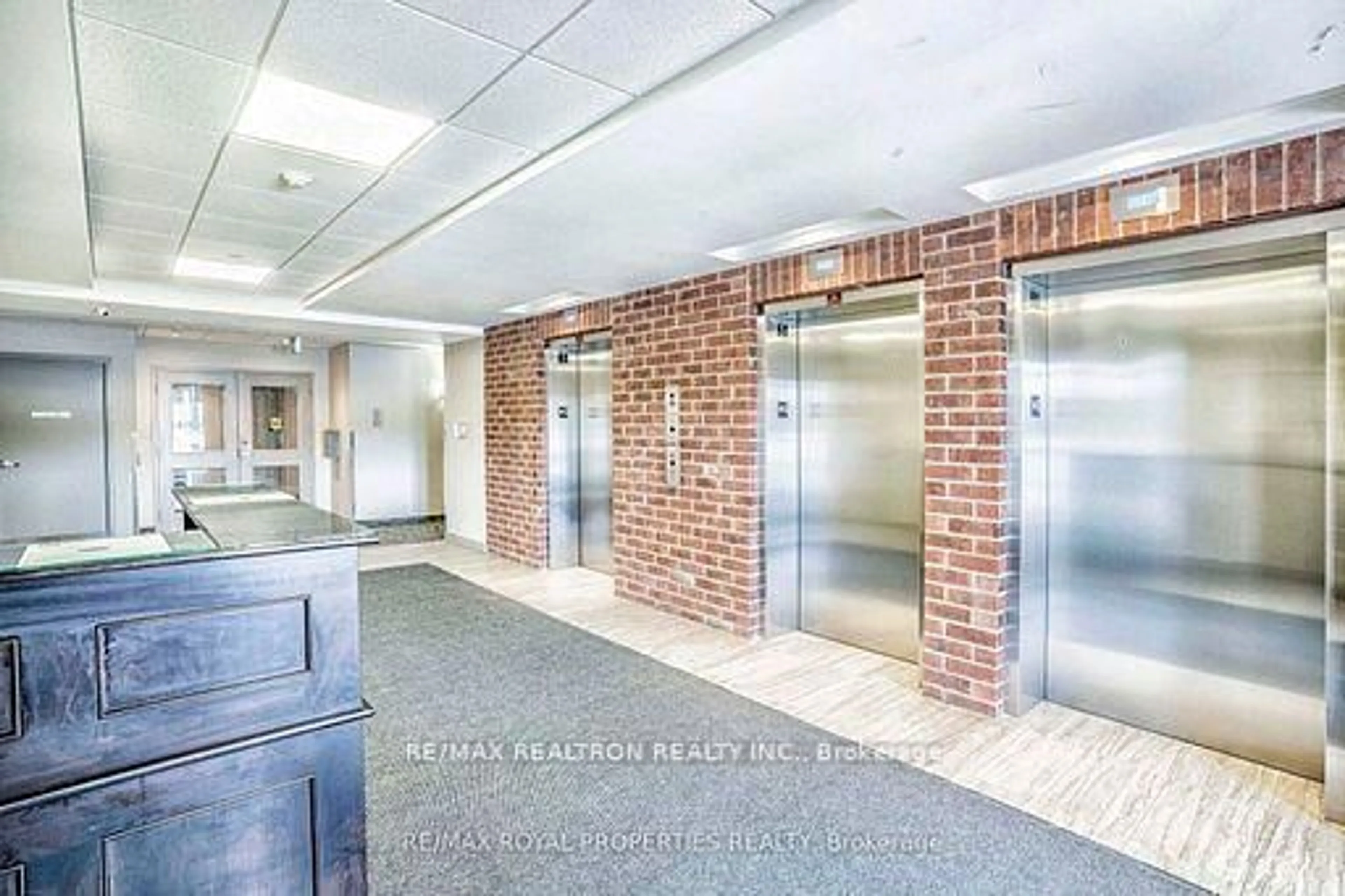 Indoor foyer for 39 New Delhi Dr, Markham Ontario L3S 0E1