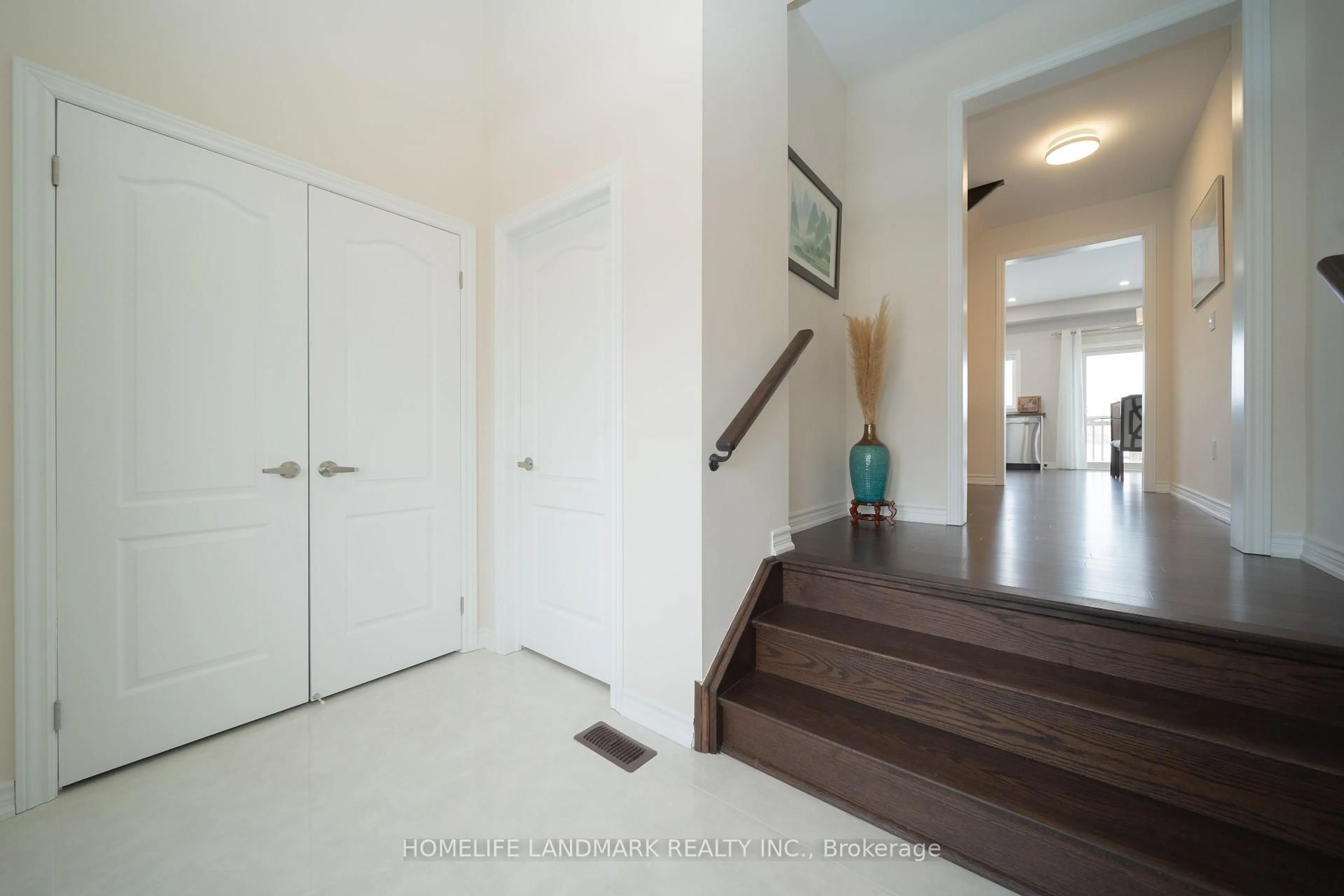 Indoor foyer for 122 Connell Dr, Georgina Ontario L4P 0K2
