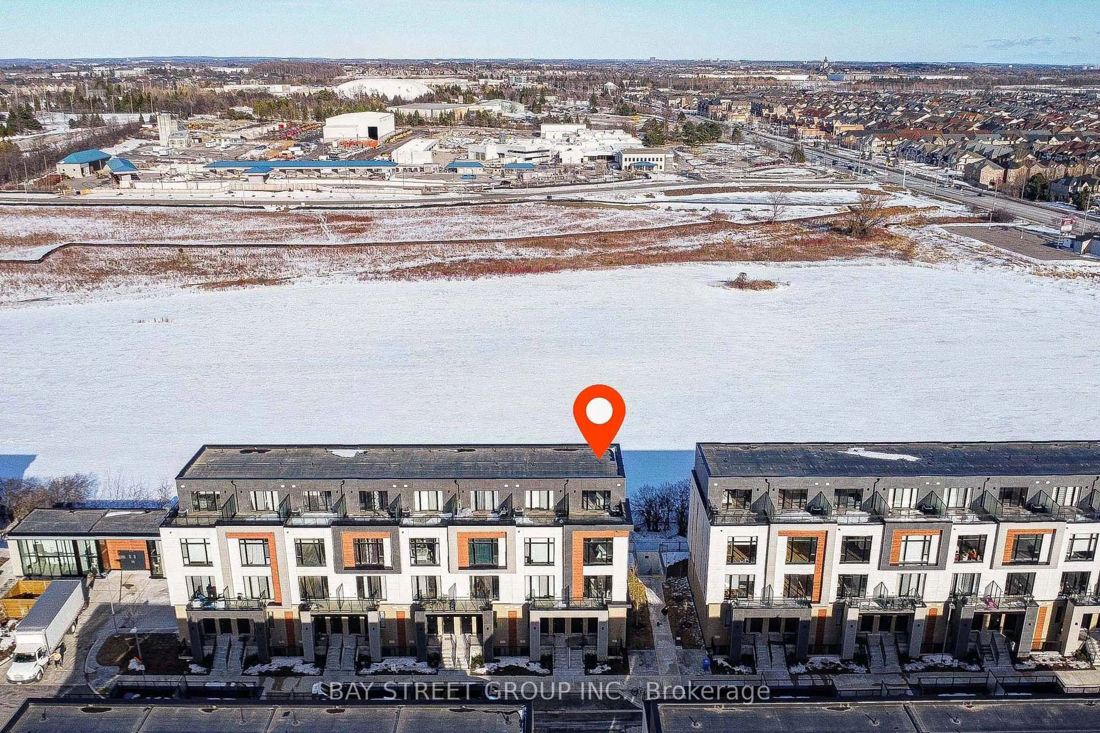 A pic from outside/outdoor area/front of a property/back of a property/a pic from drone, building for 7 Steckley House Lane #602, Richmond Hill Ontario L4S 0N1
