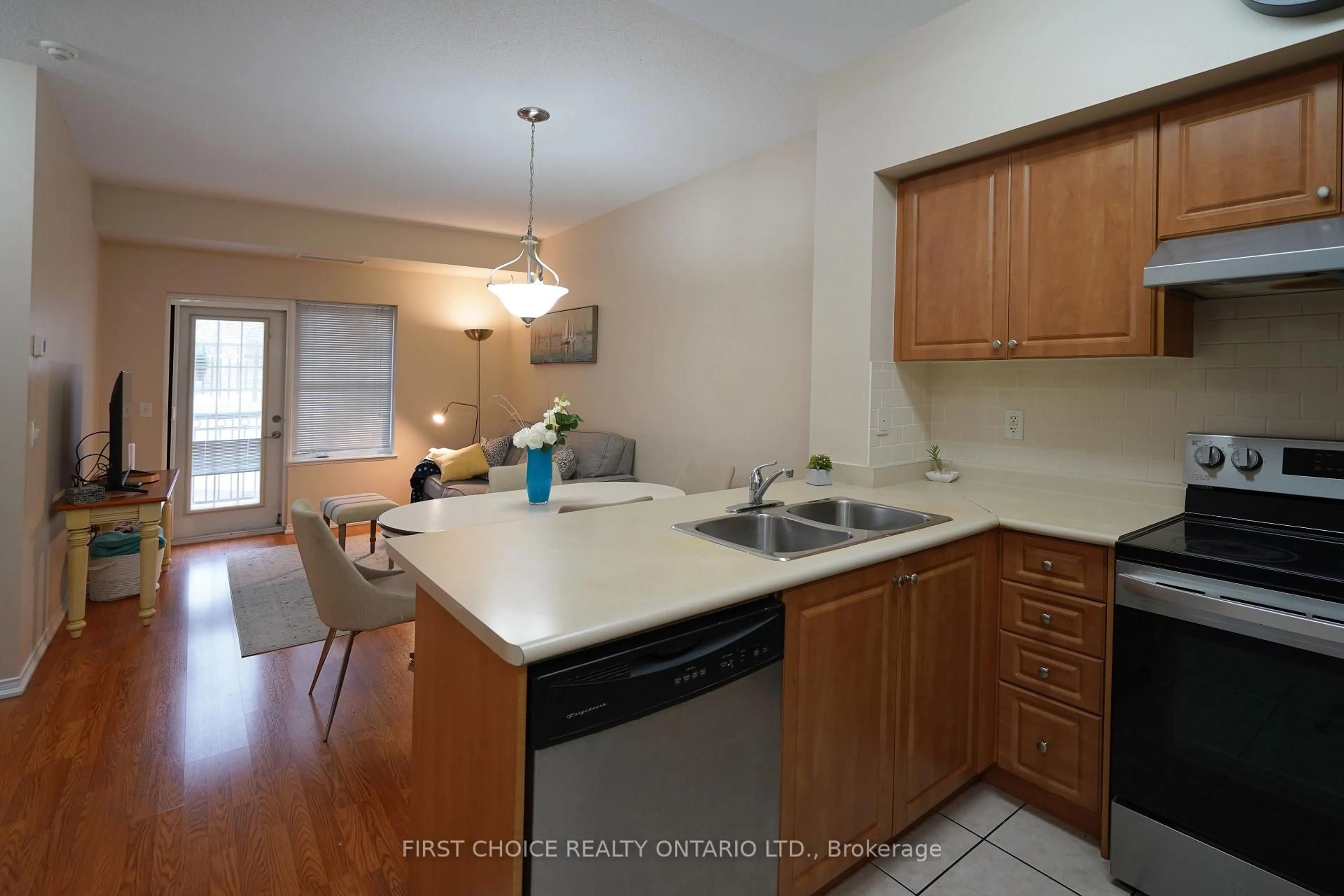 Standard kitchen, unknown for 9973 Keele St #101, Vaughan Ontario L6A 3Y5
