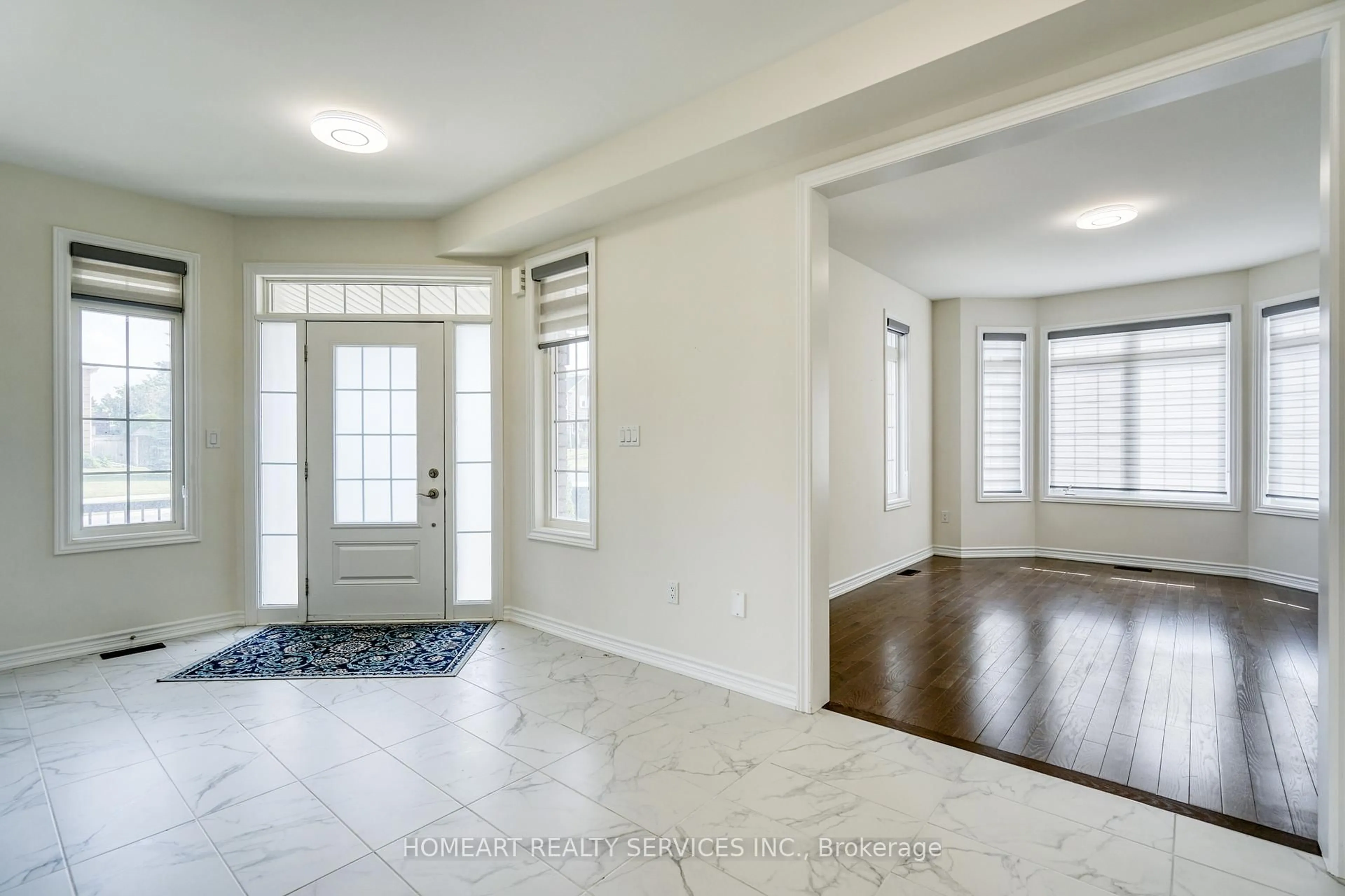 Indoor entryway for 1 CONNELL Dr, Georgina Ontario L4P 3E9
