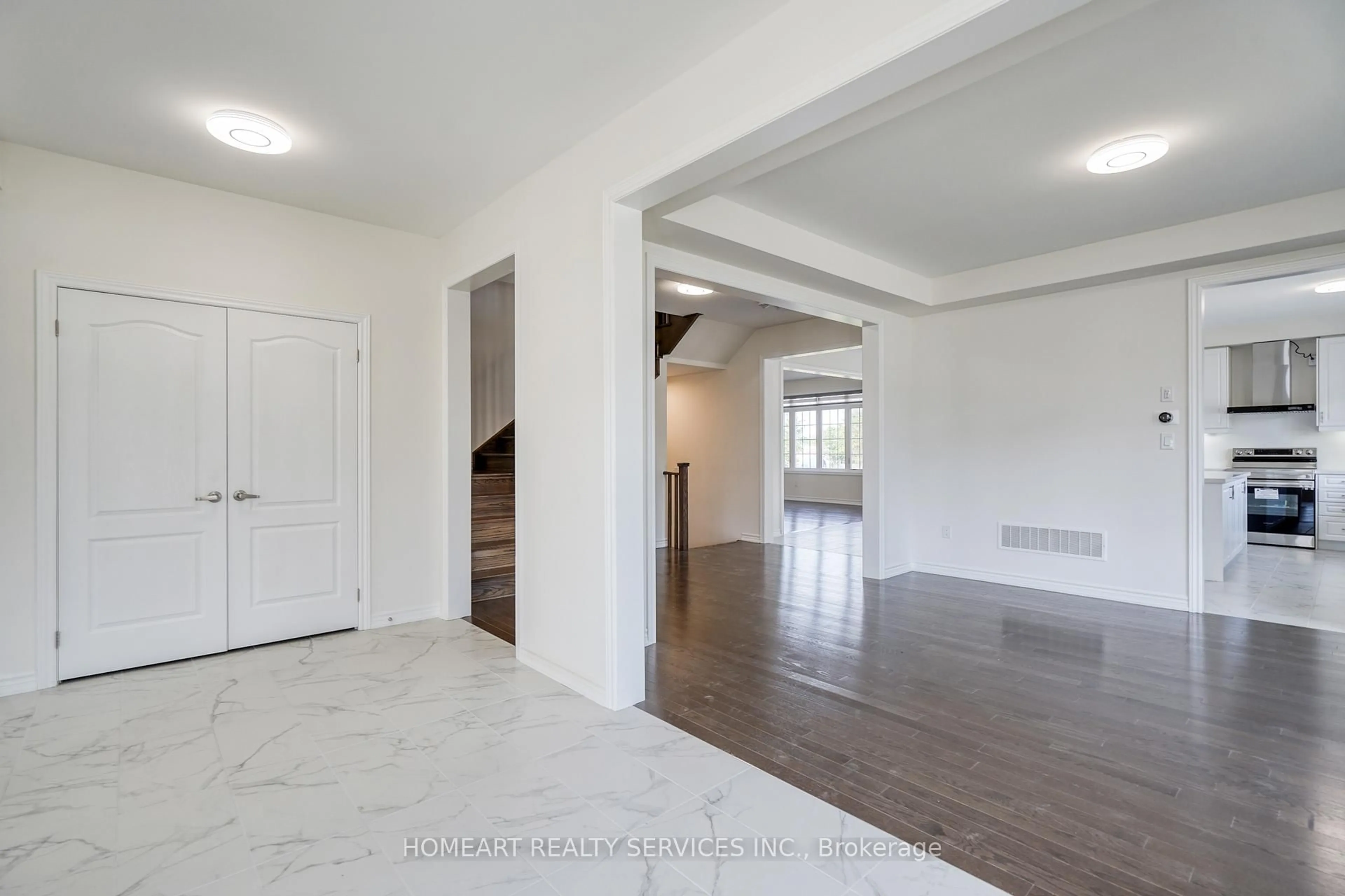Indoor entryway for 1 CONNELL Dr, Georgina Ontario L4P 3E9