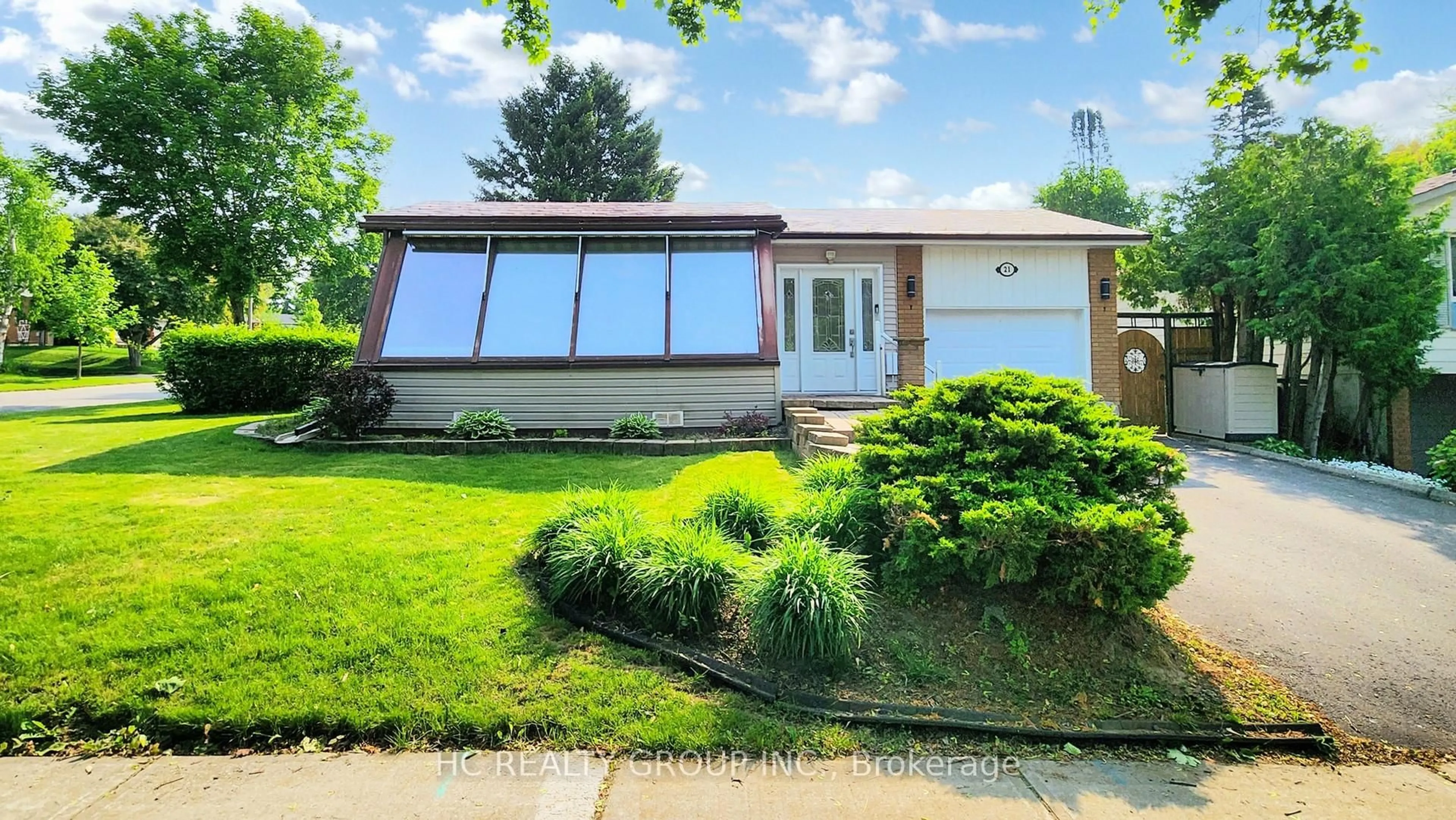 Home with vinyl exterior material, street for 21 SIR CONSTANTINE Dr, Markham Ontario L3P 2X3
