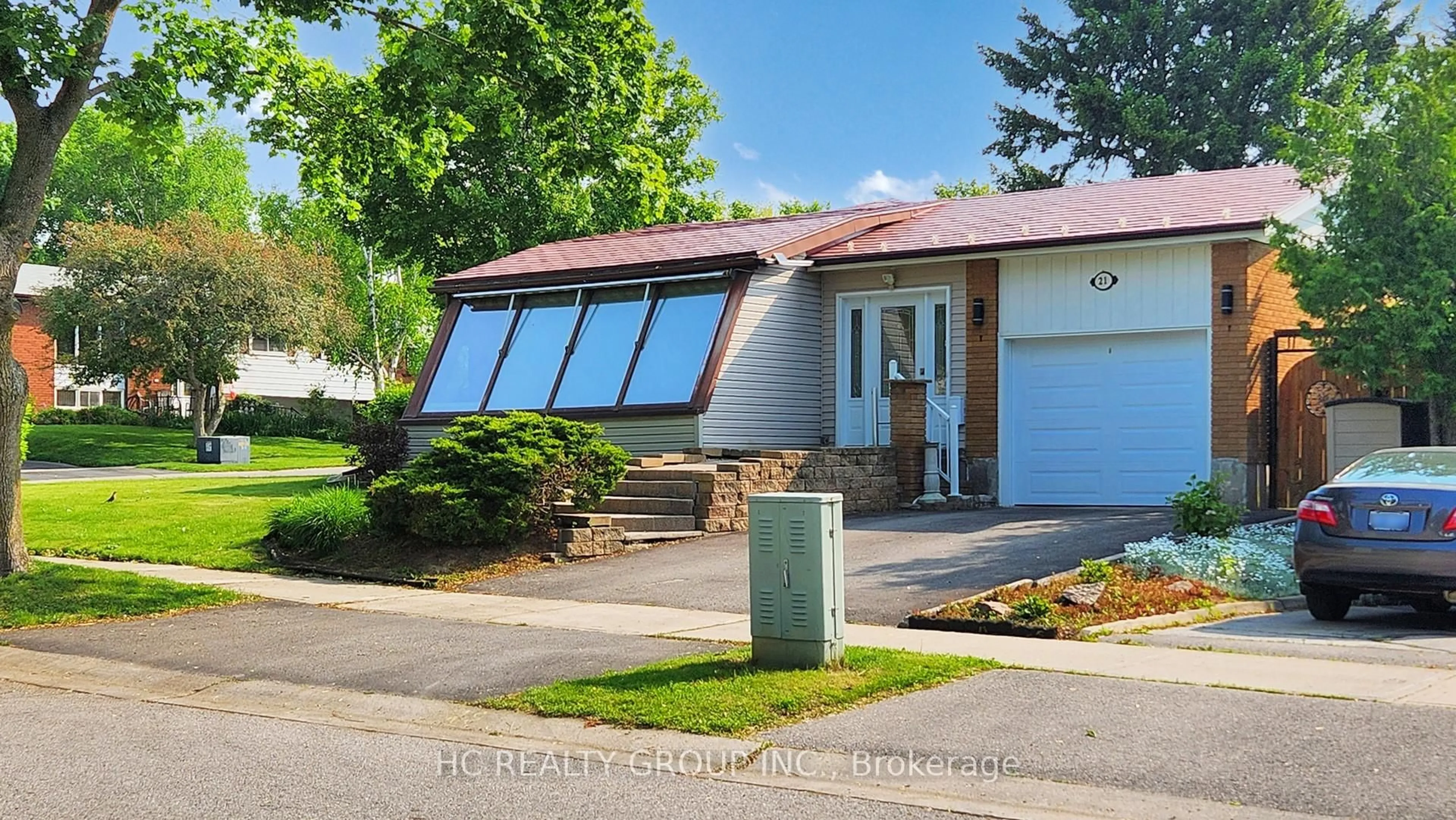 Home with vinyl exterior material, street for 21 SIR CONSTANTINE Dr, Markham Ontario L3P 2X3