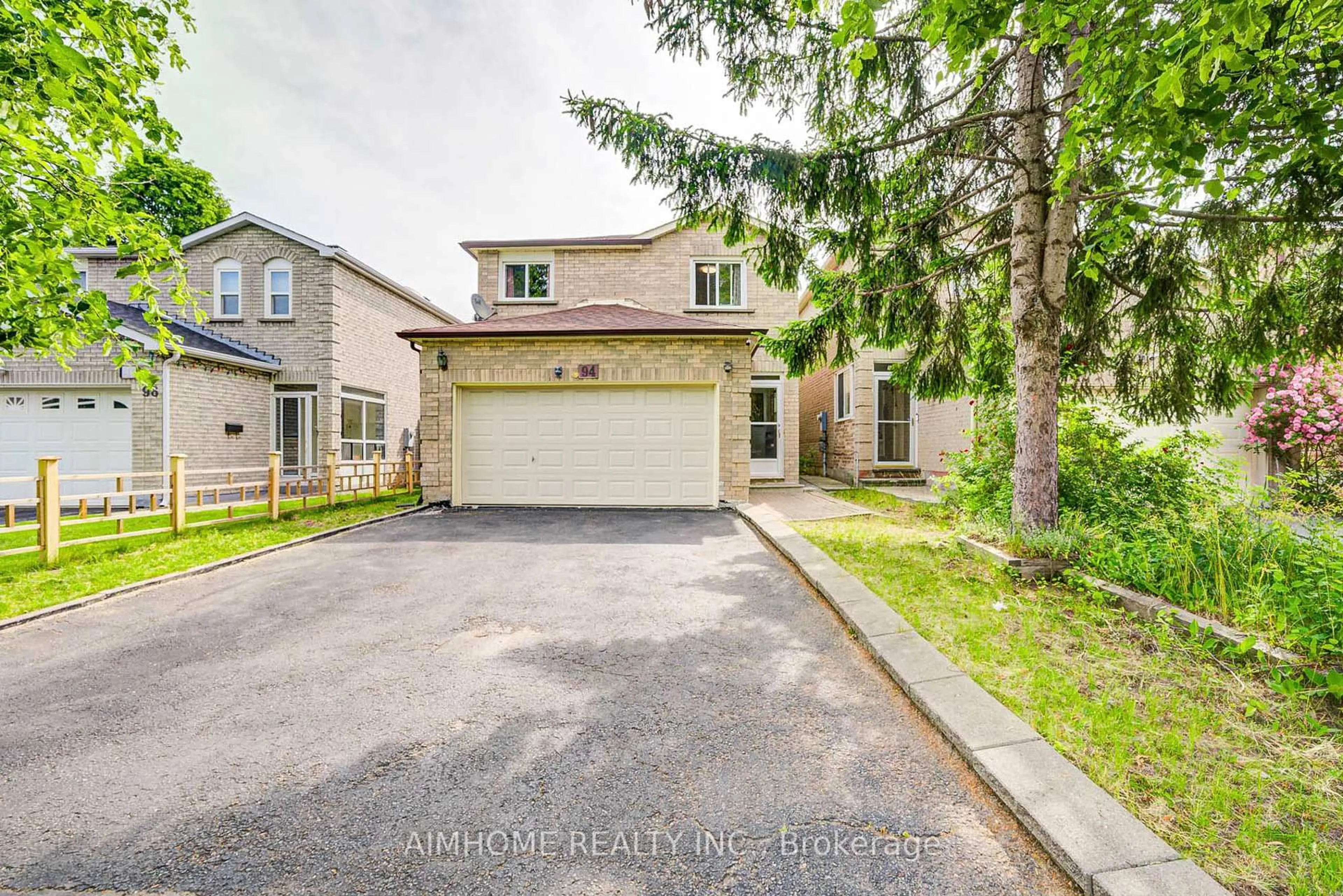 A pic from outside/outdoor area/front of a property/back of a property/a pic from drone, street for 94 Northolt Cres, Markham Ontario L3R 6P1