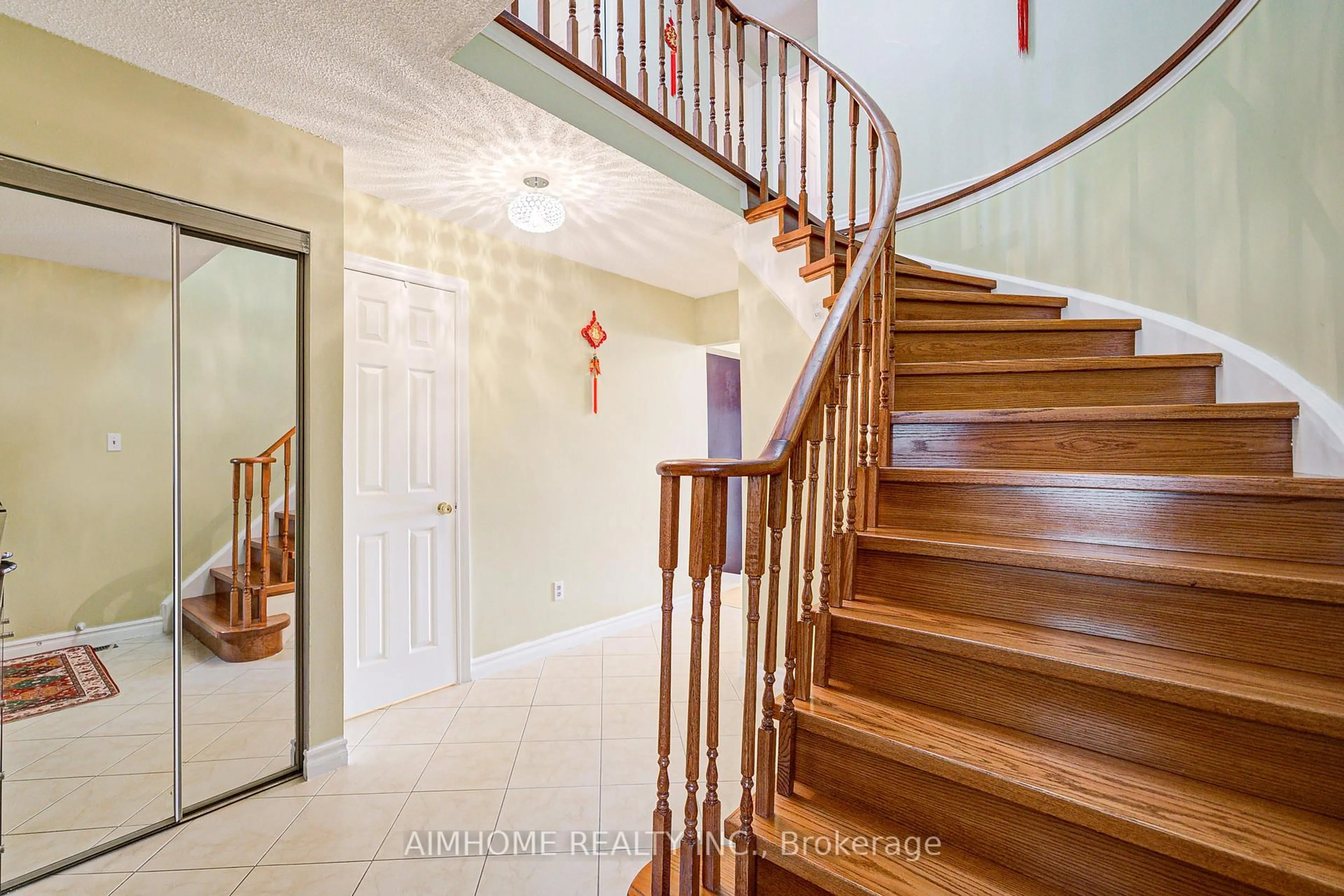 Indoor foyer for 94 Northolt Cres, Markham Ontario L3R 6P1