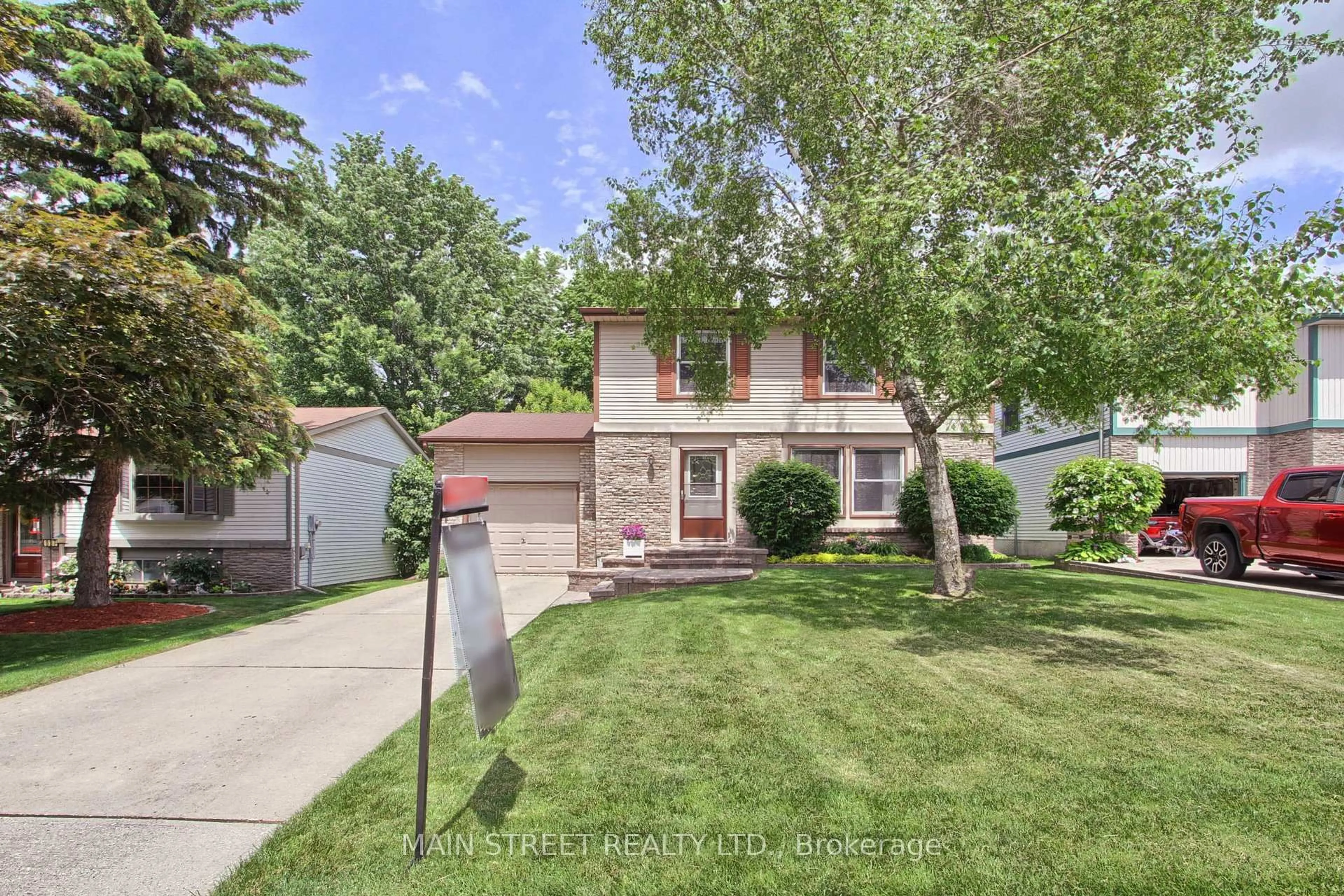 Home with vinyl exterior material, street for 841 Magnolia Ave, Newmarket Ontario L3Y 5H5
