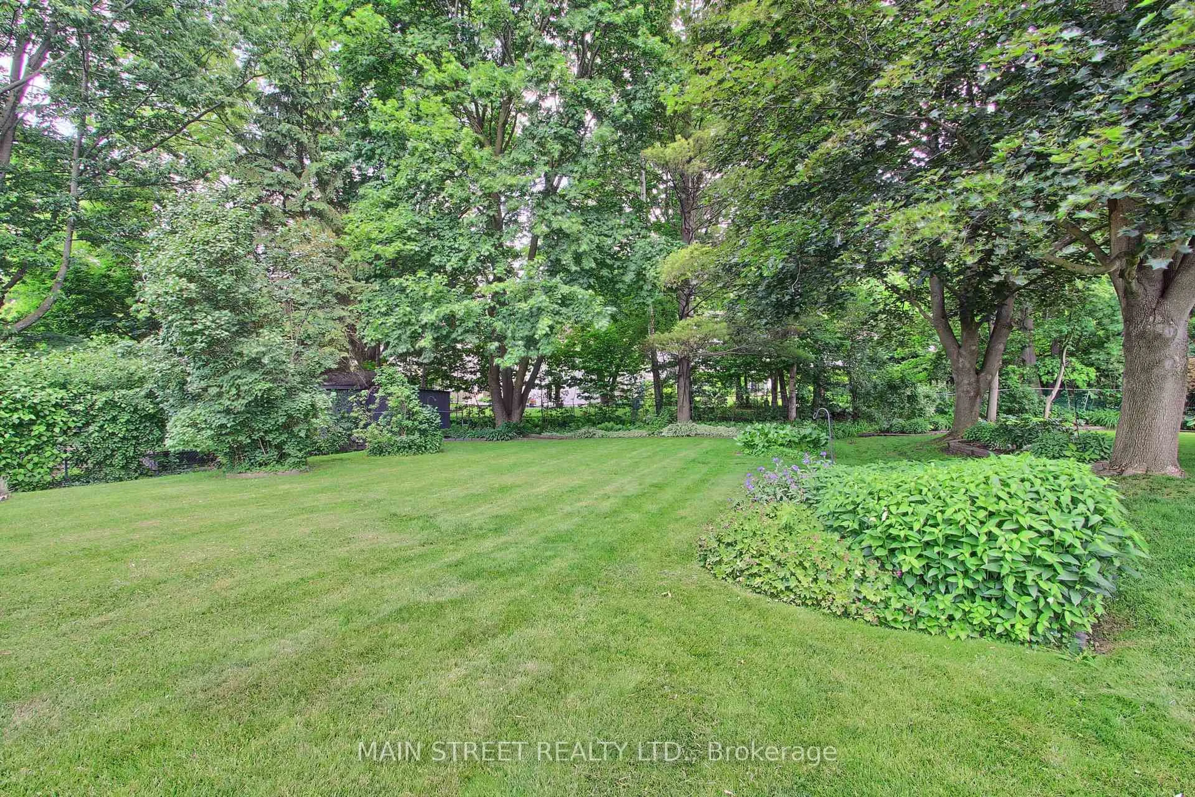 A pic from outside/outdoor area/front of a property/back of a property/a pic from drone, forest/trees view for 841 Magnolia Ave, Newmarket Ontario L3Y 5H5