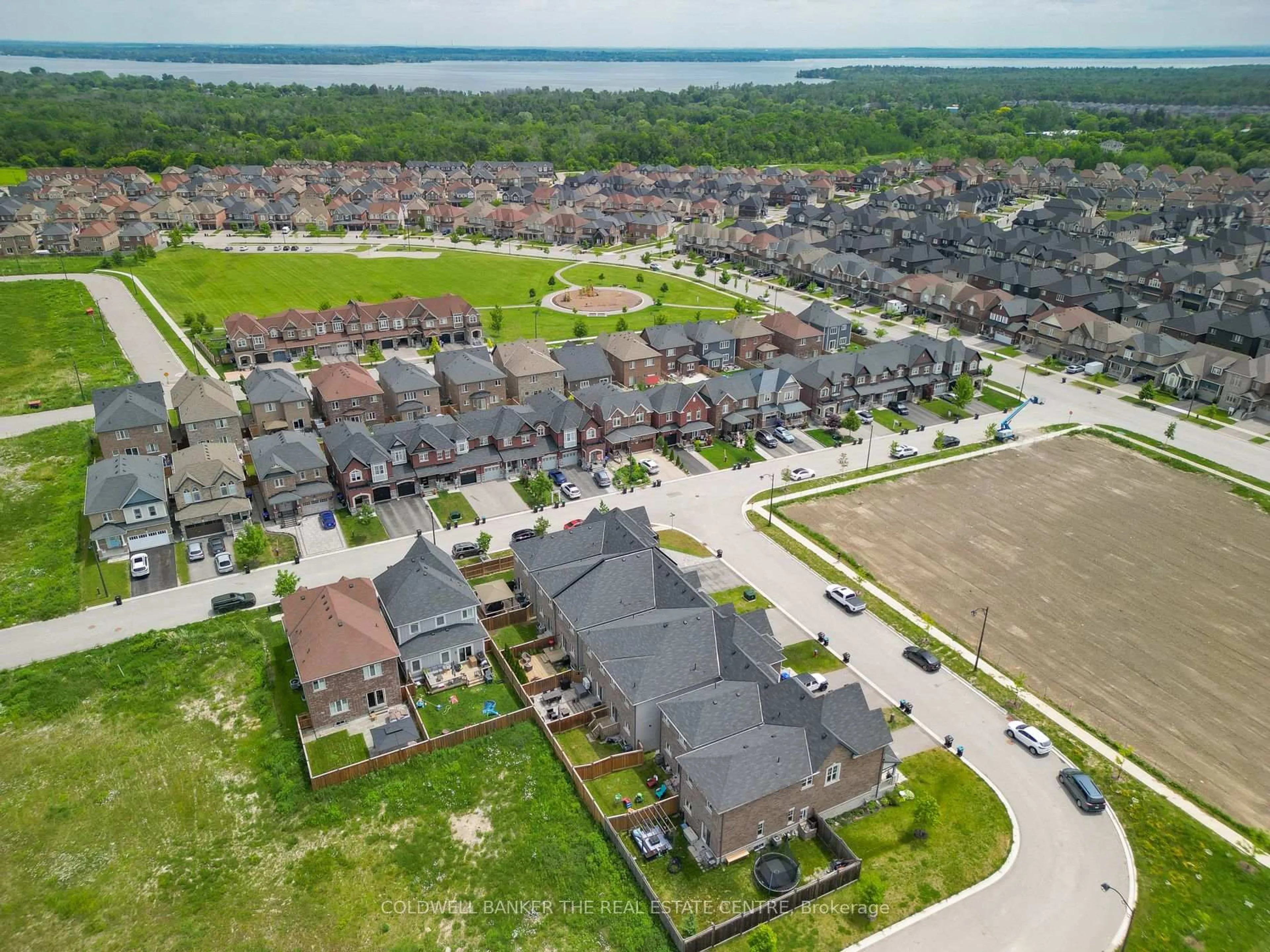 A pic from outside/outdoor area/front of a property/back of a property/a pic from drone, street for 1542 Marling St, Innisfil Ontario L0L 1W0