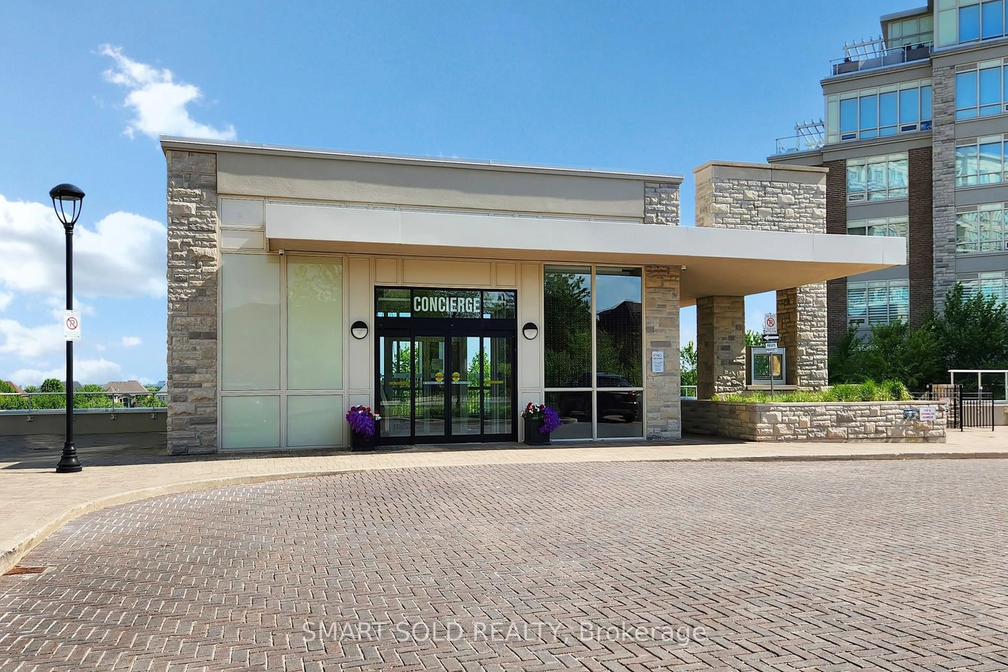Indoor foyer for 15 Stollery Pond Cres #606, Markham Ontario L6C 0Y4